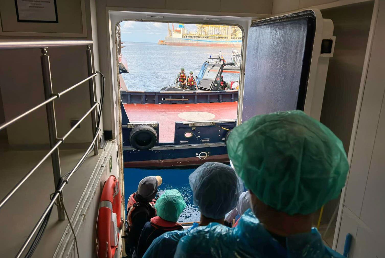 Pasažieri na výletnej lodi MV Hondius postihnutej nákazou hantavírusom pred evakuáciou