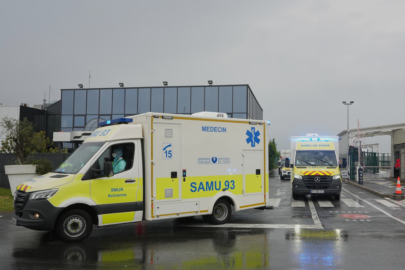 Sanitky odvážajú evakuovaných francúzskych občanov z výletnej lode MV Hondius