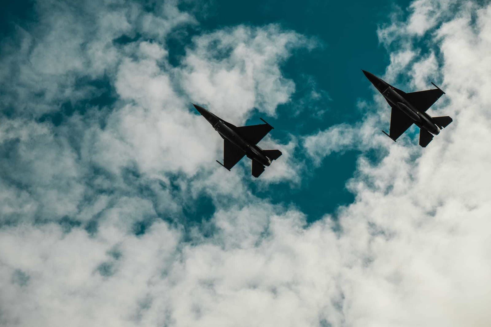 Stíhačky F-16 nad Bratislavou
