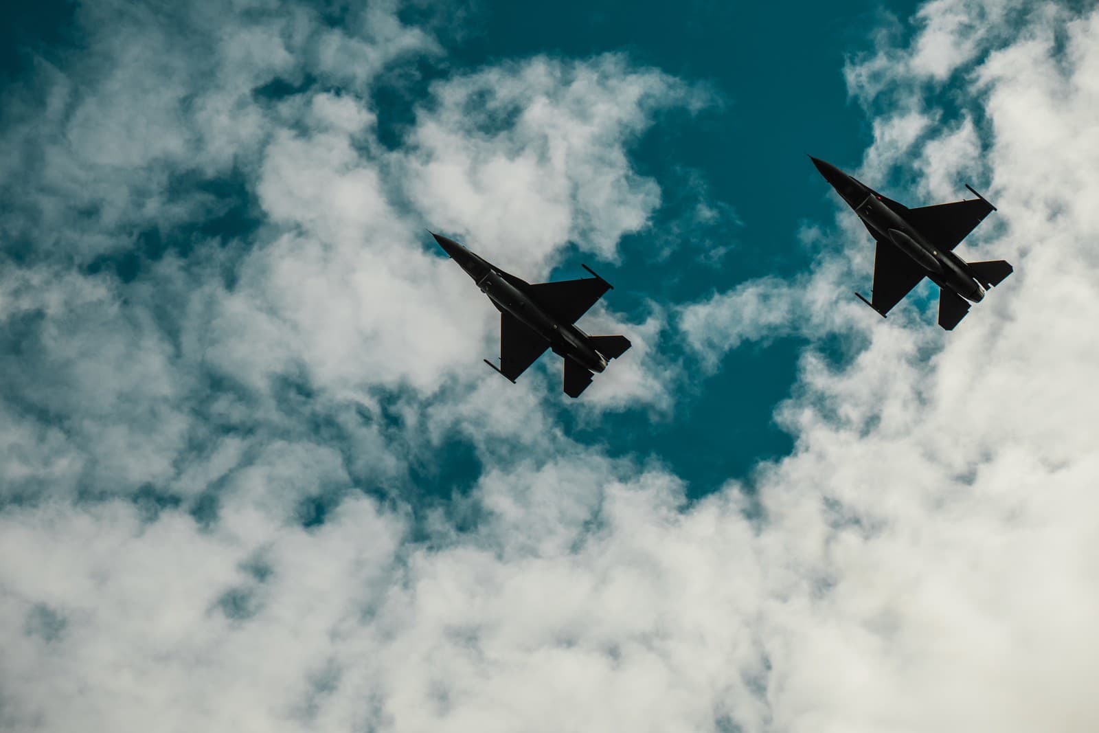 Stíhačky F-16 nad Bratislavou