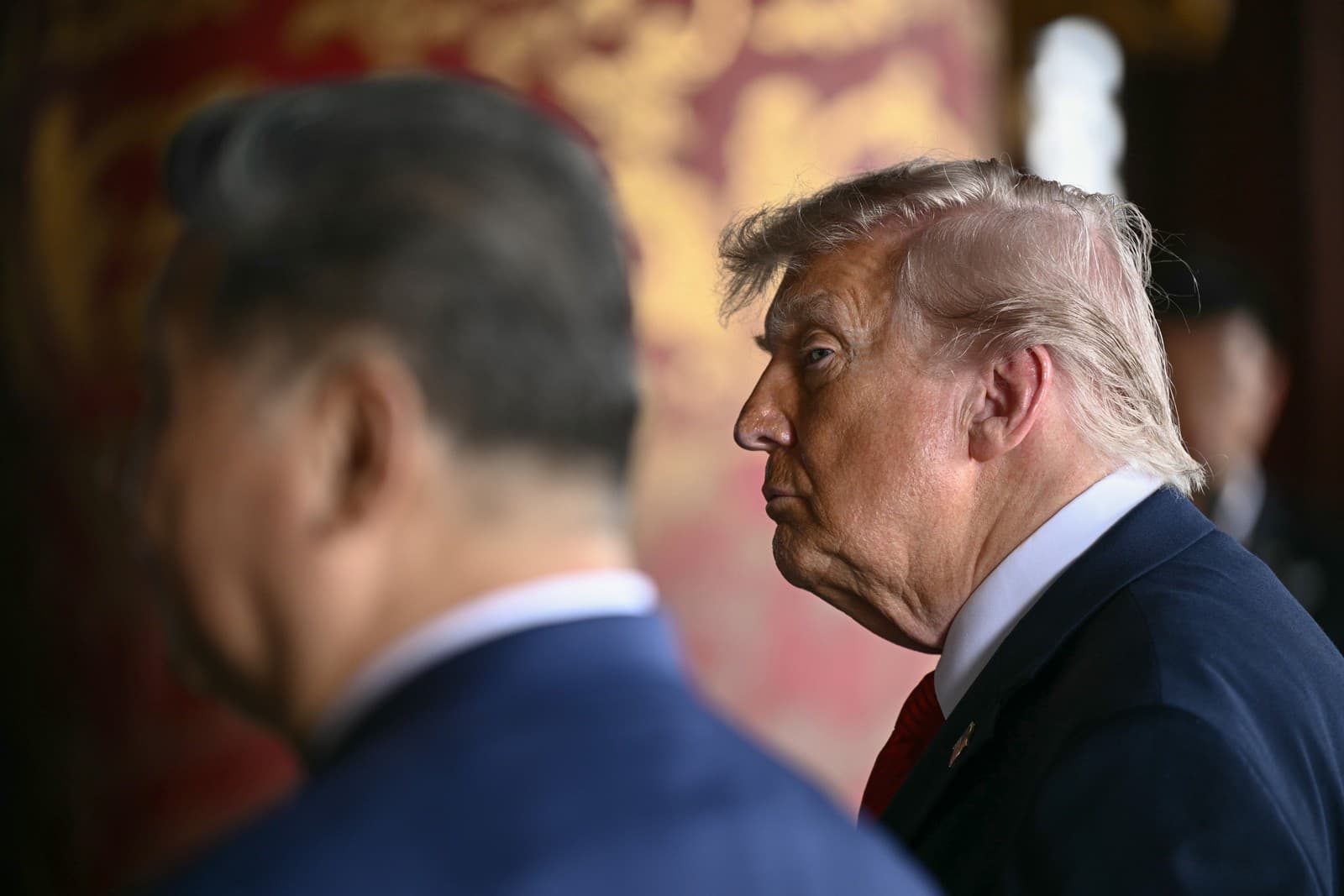 Čínsky prezident Si Ťin-pching a americký prezident Donald Trump (vpravo) navštívili vo štvrtok Chrám neba v Pekingu.