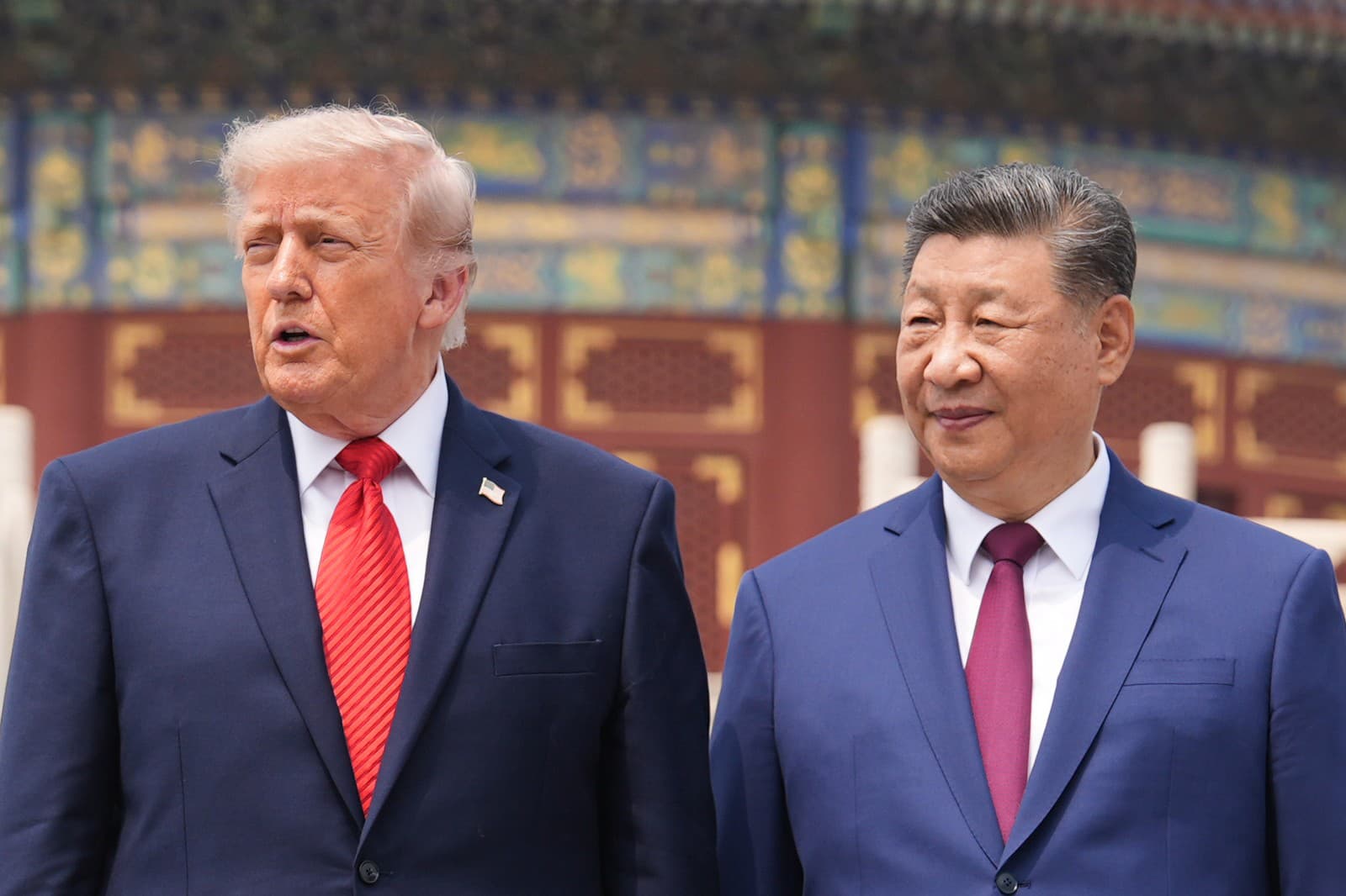 Prezident Donald Trump (vľavo) stojí vedľa čínskeho prezidenta Si Ťin-pchinga v Chrámu neba vo štvrtok 14. mája 2026 v Pekingu. 