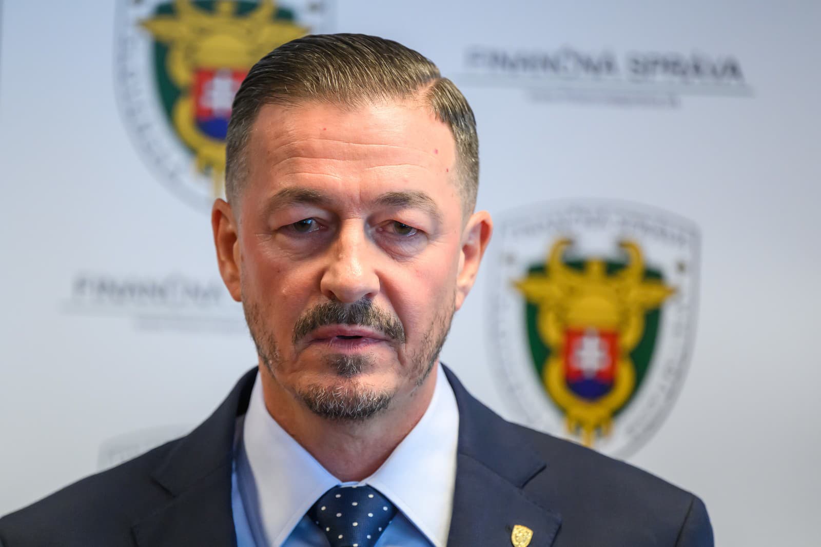 Prezident finančnej správy Jozef Kiss počas tlačovej konferencie k langošovému stánku v Kvetoslavove