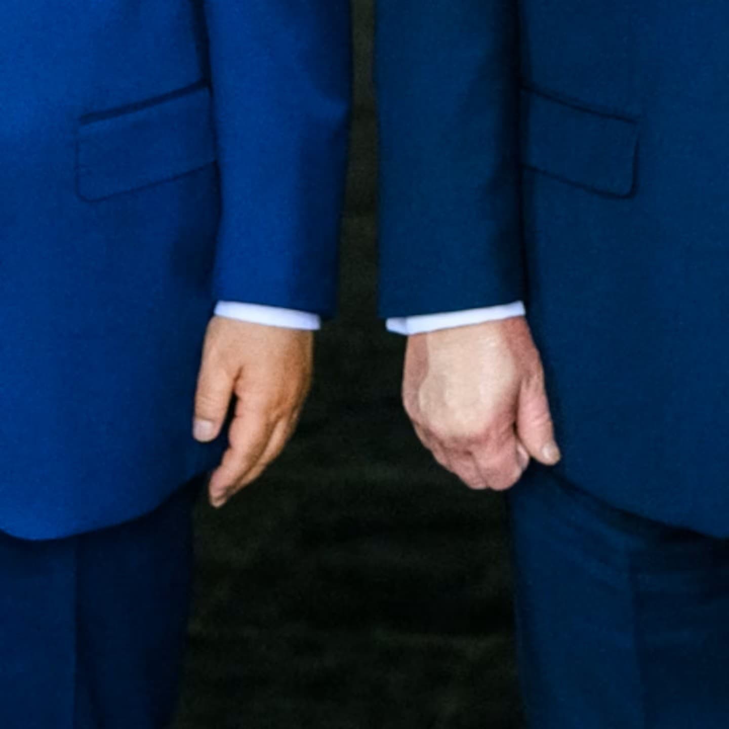 Trumpova ruka (vpravo) má viditeľný skoro biely fľak.