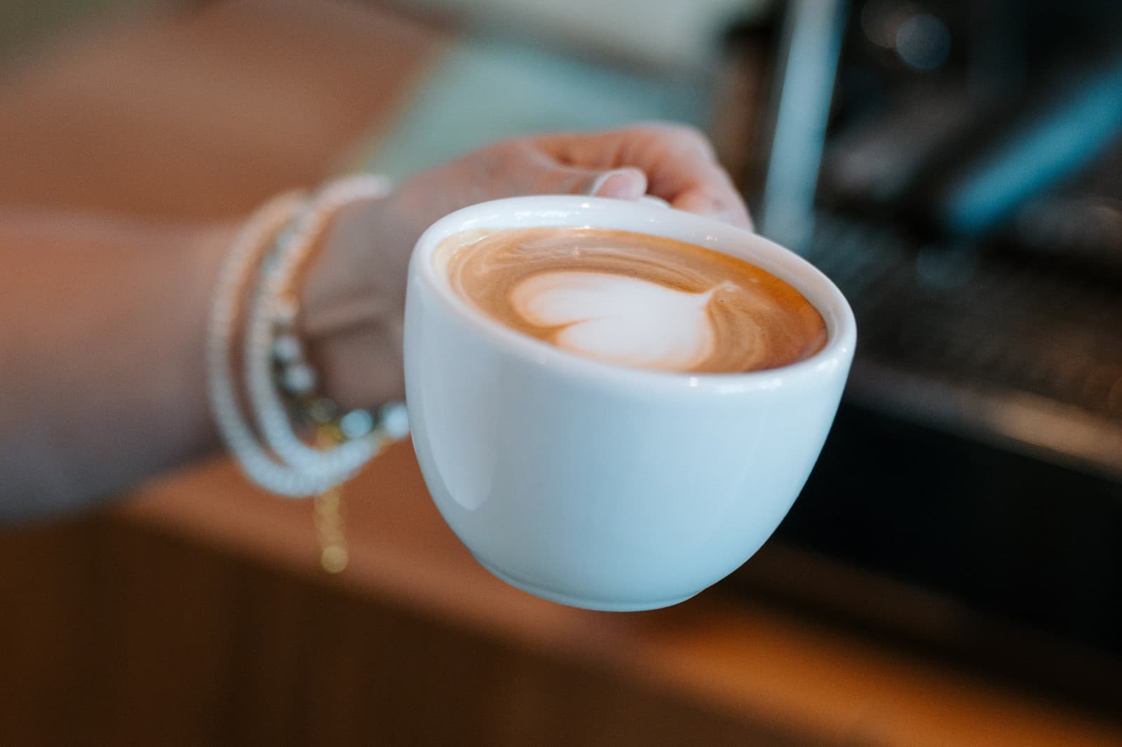 Latte art je vizuálne pútavá zručnosť, ktorá dokáže urobiť dojem, no kľúčový zostáva obsah šálky