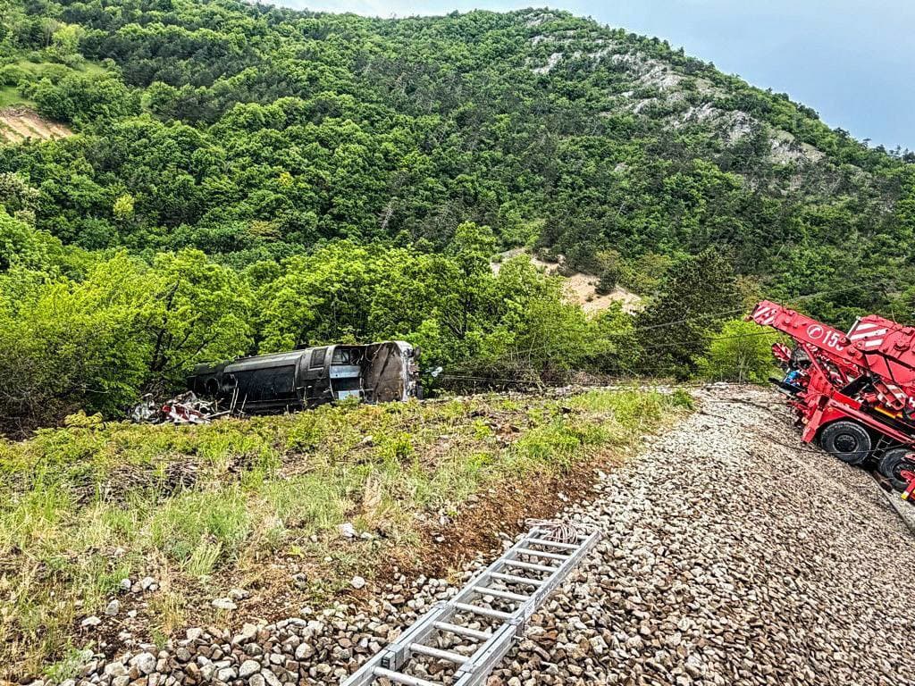 V Jablonove nad Turňou v okrese Rožňava v piatok pokračujú práce na odstraňovaní havarovaného rušňa.