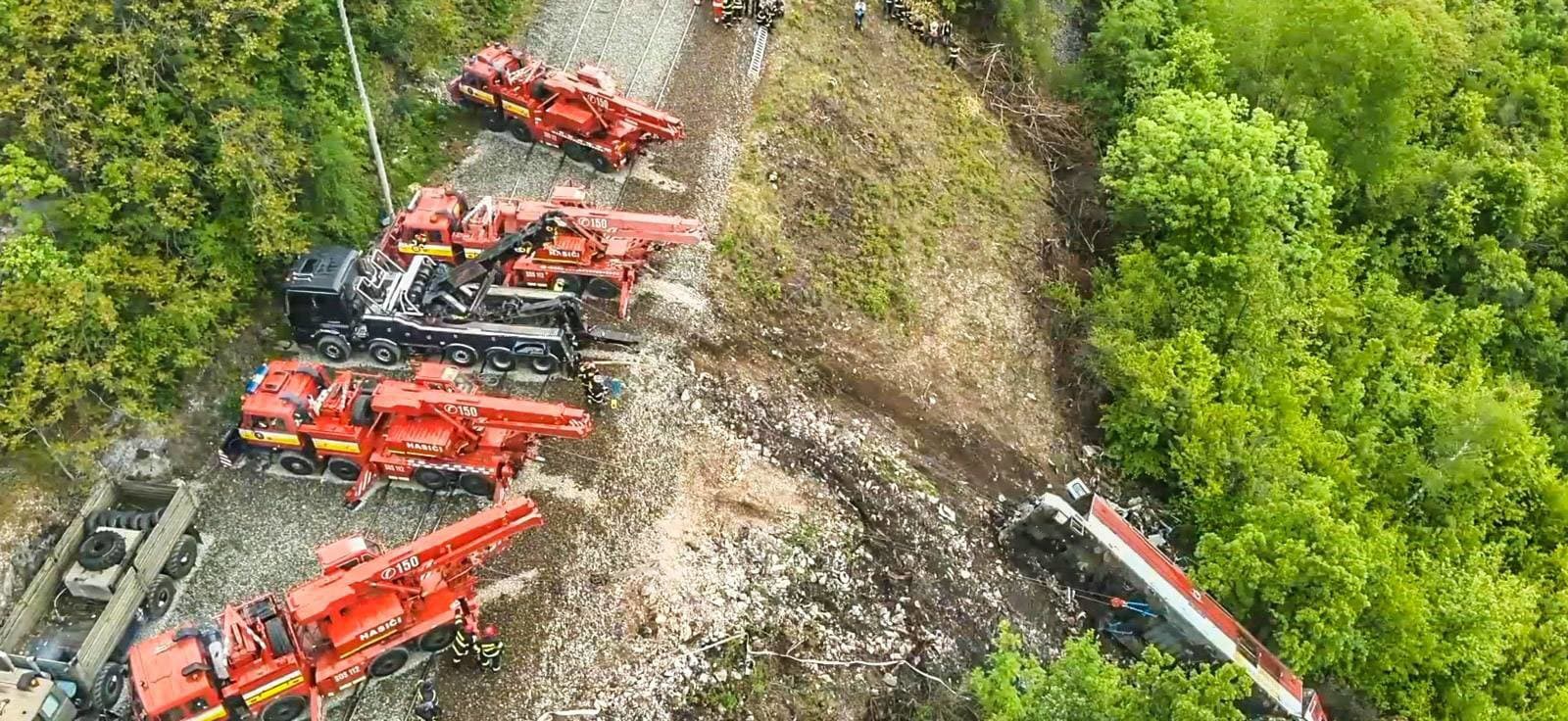 V Jablonove nad Turňou v okrese Rožňava v piatok pokračujú práce na odstraňovaní havarovaného rušňa.