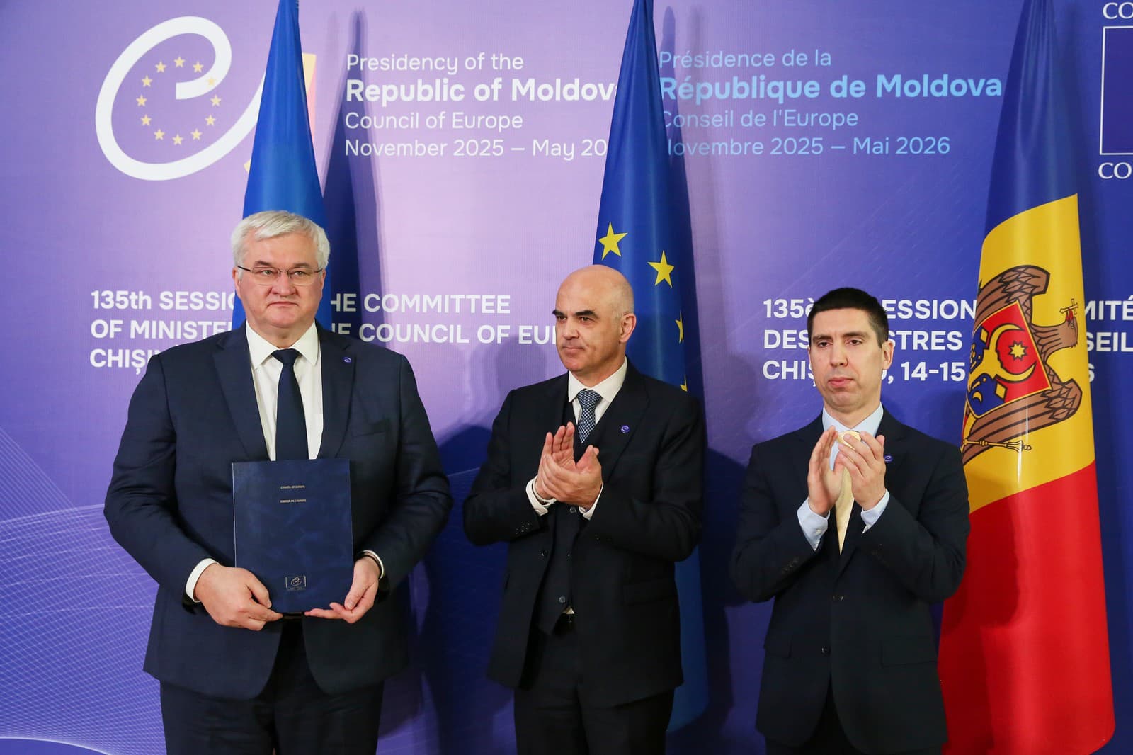 Ukrajinský minister zahraničných vecí Andrij Sybiha (vľavo) pózuje s generálnym tajomníkom Rady Európy Alainom Bersetom (uprostred) a moldavským vicepremiérom a ministrom zahraničných vecí Mihaiom Popsoiom (vpravo).