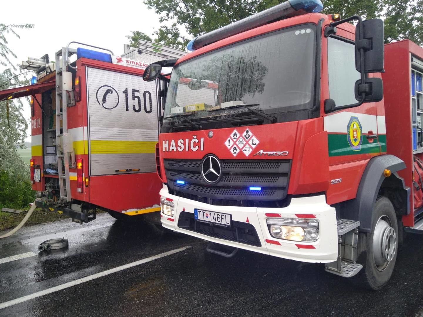 Na diaľničnom moste medzi Šulekovom a Trakovicami sa prevrátil kamión.