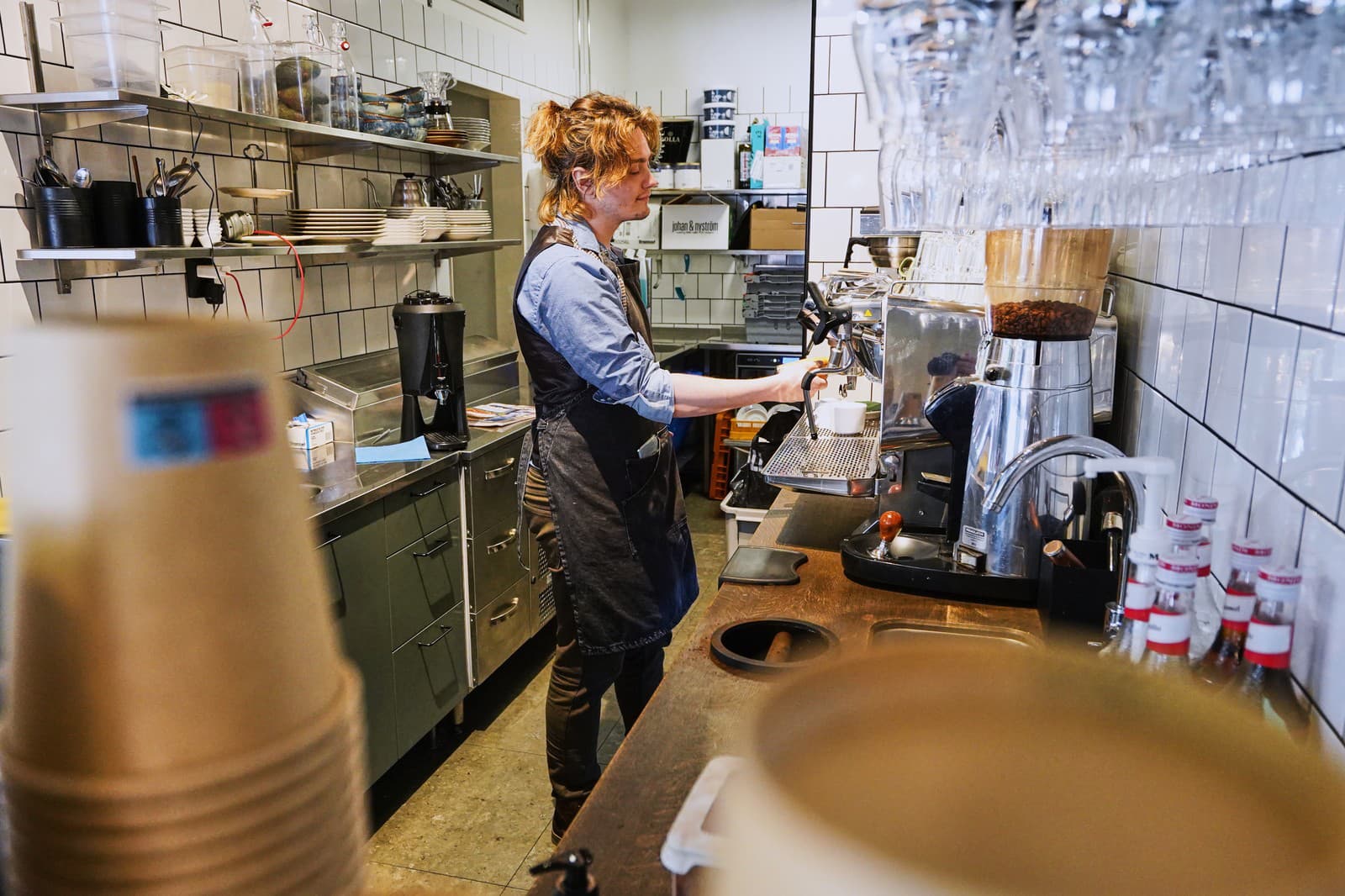Barista Kajetan Grzelczak pripravuje kávu v kaviarni Andon Café v štvrti Vasastan v Štokholme.