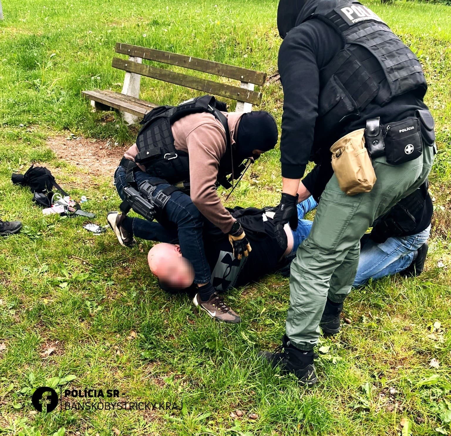 37-ročný muža, ktorý sa mal dopustiť násilnej trestnej činnosti, zadržali v sobotu podvečer