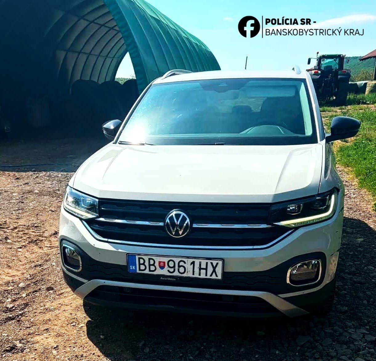 Na fotografii sú na vozidle založené tabuľky s evidenčným číslom, ktoré boli odcudzené v Banskej Bystrici z iného motorového vozidla.