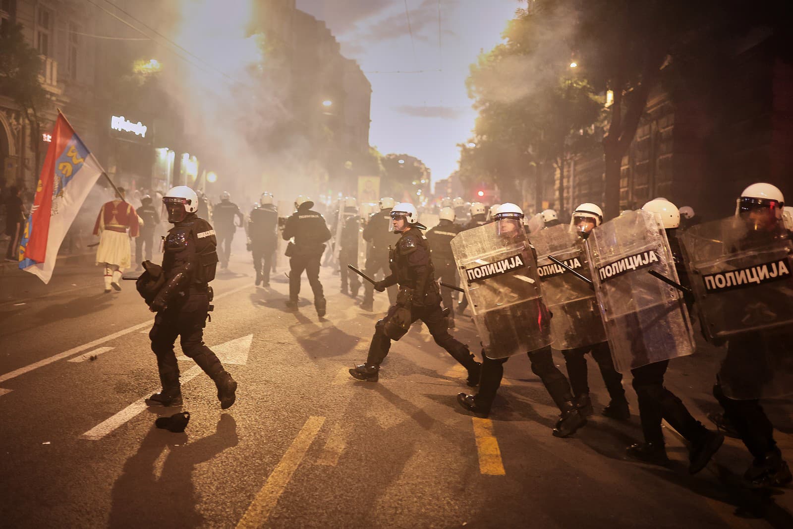 Zásahová polícia rozohnala protivládnych demonštrantov počas zhromaždenia vedeného protestujúcimi srbskými univerzitnými študentmi.