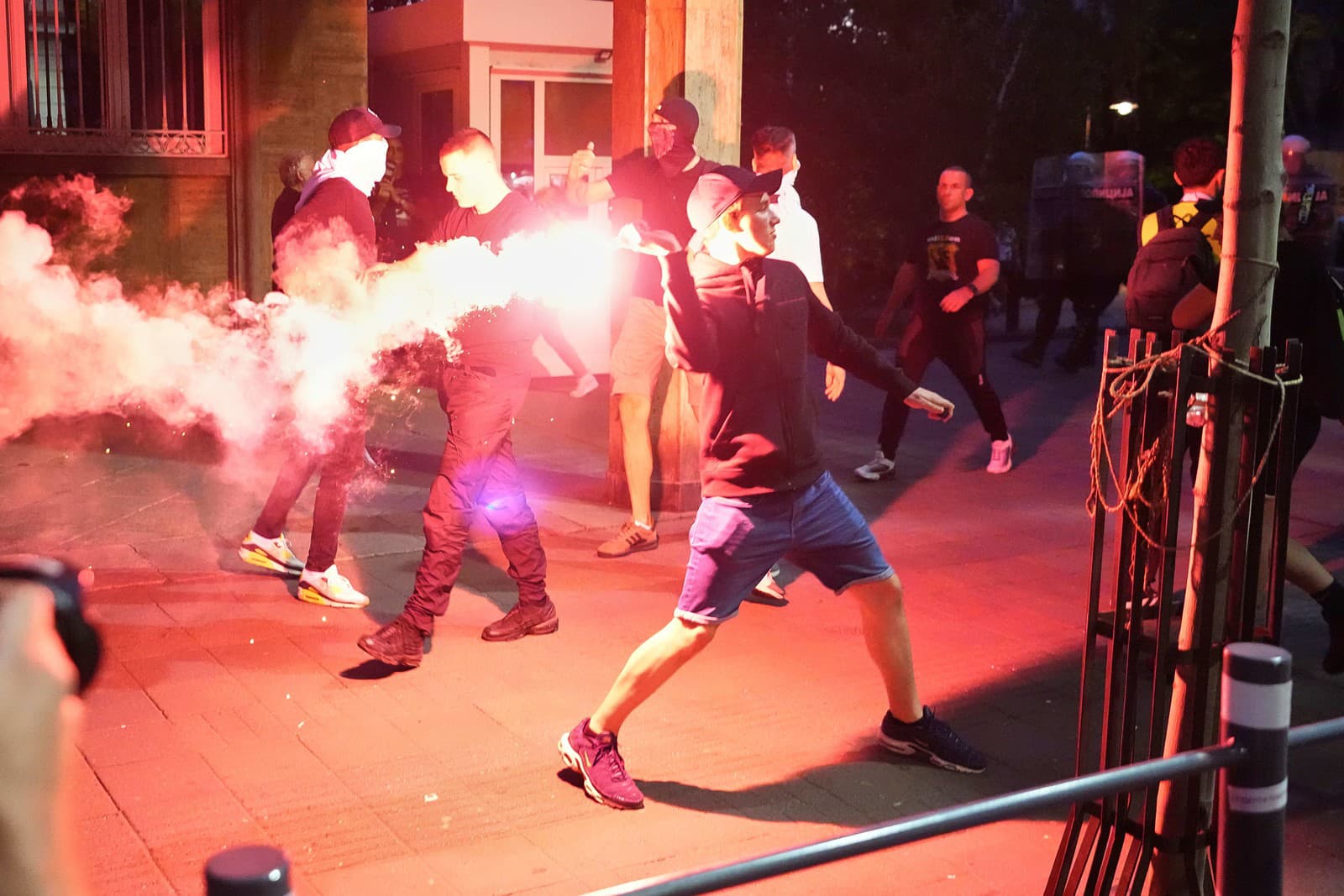 Muž hodí svetlicu na poriadkovú políciu počas zhromaždenia vedeného protestujúcimi srbskými univerzitnými študentmi, ktorí presadzujú zásadné politické zmeny v balkánskej krajine vedenej prezidentom Aleksandarom Vučićom.