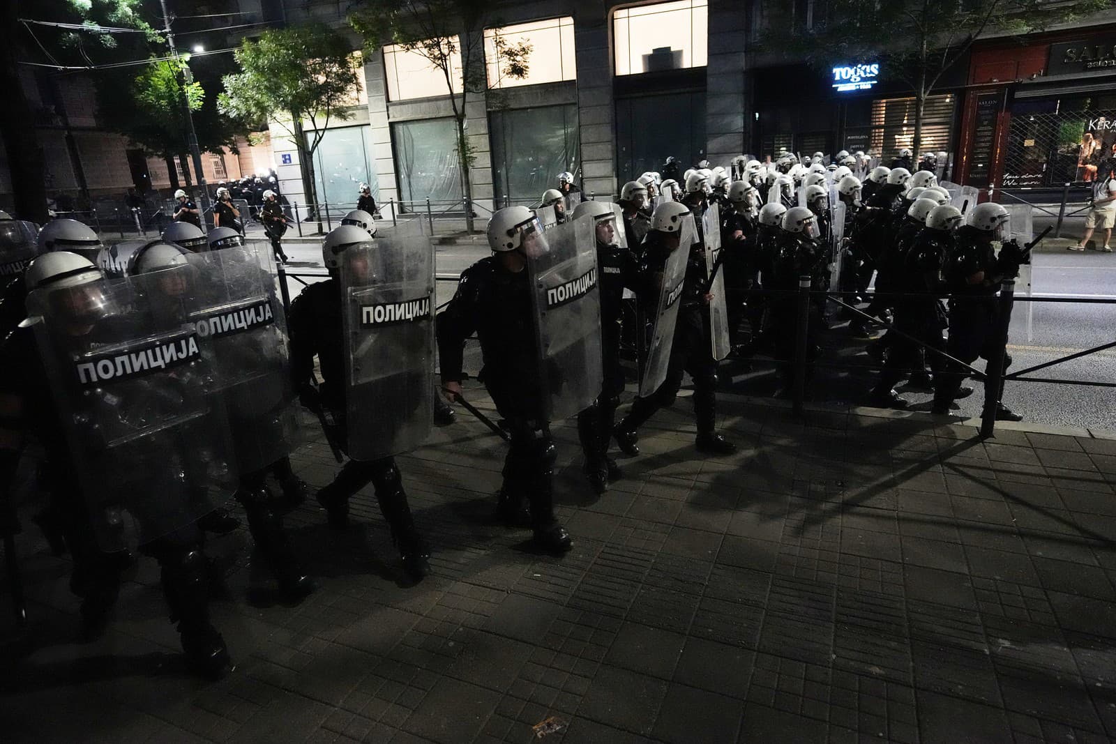 Poriadková polícia postupuje s cieľom rozohnať protivládnych demonštrantov po zrážkach, ktoré viedli protestujúci srbskí univerzitní študenti.