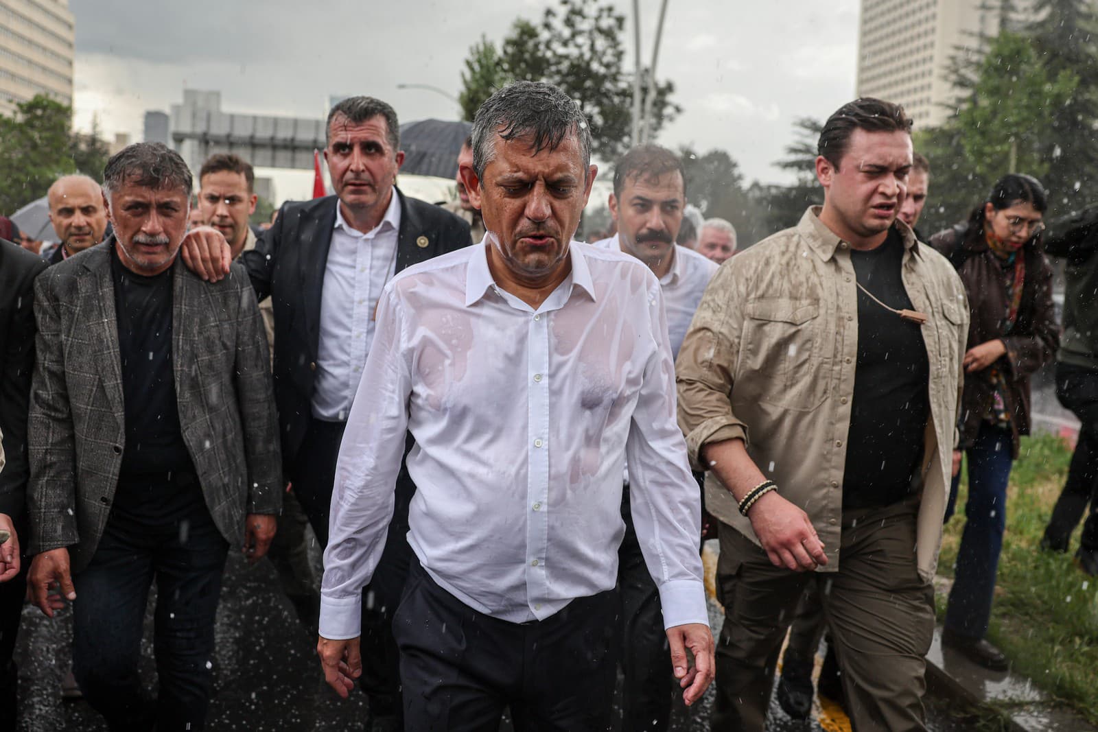 Predseda hlavnej tureckej opozičnej strany, Republikánskej ľudovej strany (CHP), Özgür Özel  kráča smerom k parlamentu v Ankare,