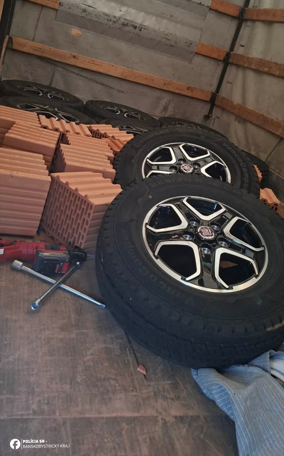 Polícia zadržala dvoch mužov, ktorí v areáli firmy kradli kolesá z karavanov.