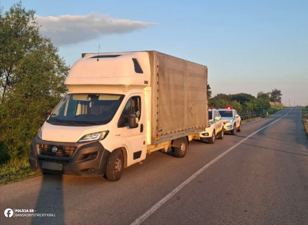 Polícia zadržala dvoch mužov, ktorí v areáli firmy kradli kolesá z karavanov.
