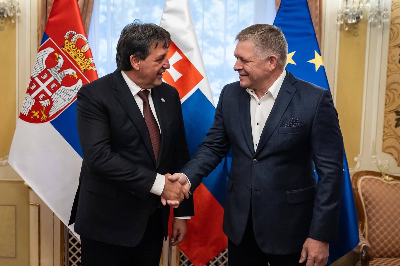 Bratislav Gašić si podáva ruku s Robertom Ficom