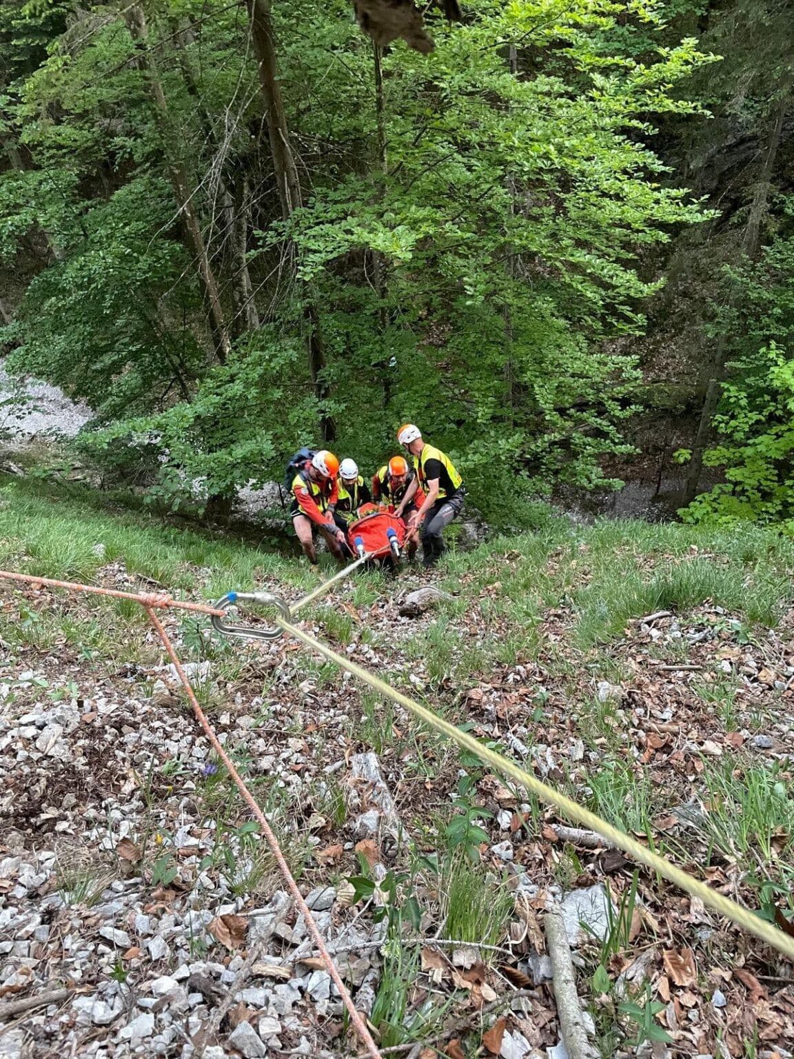 Záchranári v strmých zrázoch rokliny pri transporte telesných pozostatkov turistky. 