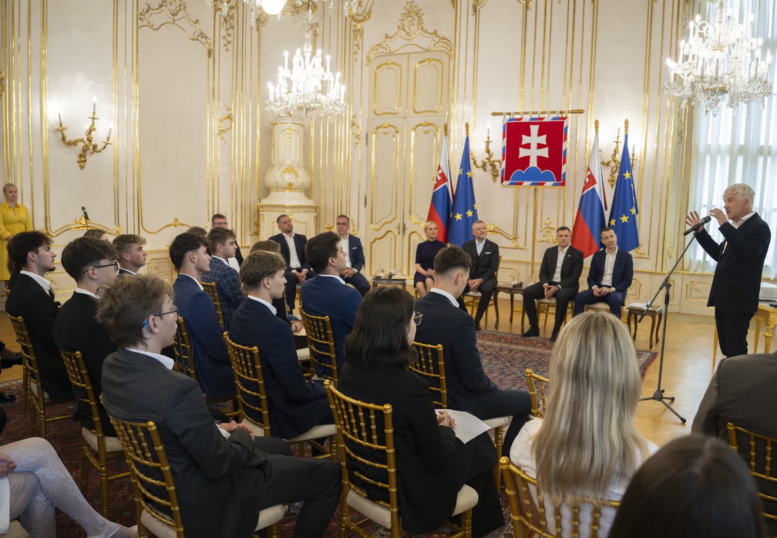 Stretnutie prezidenta SR Petra Pellegriniho so zástupcami mládežníckych parlamentov v Prezidentskom paláci v Bratislave pri príležitosti Medzinárodného dňa detí.