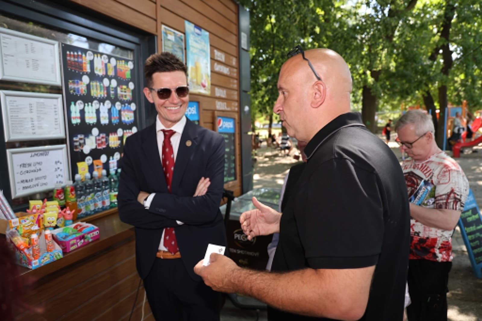 Minister dopravy Jozef Ráž si užil nedeľu na dostihoch . 