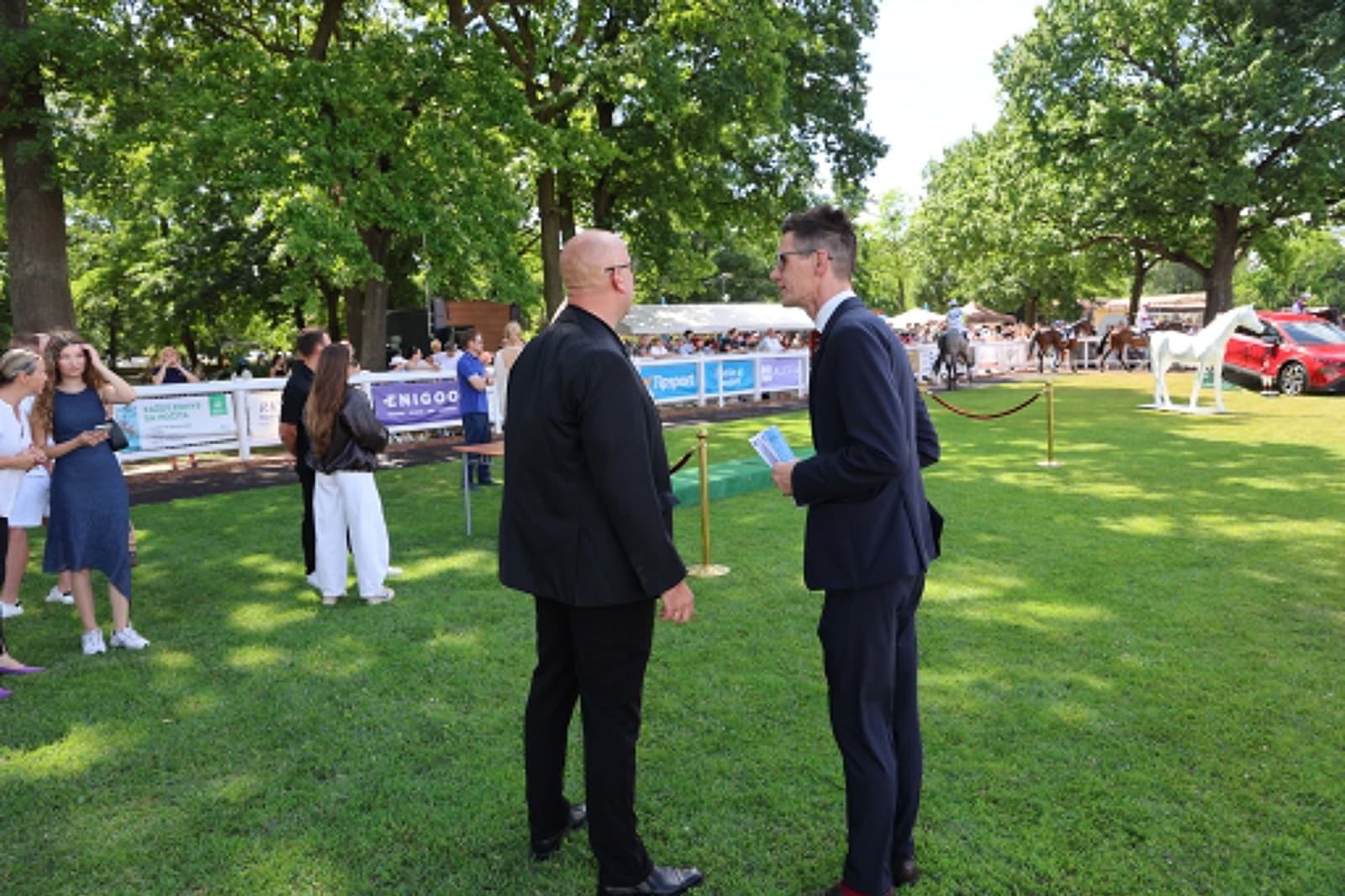 Minister dopravy Jozef Ráž si užil nedeľu na dostihoch . 