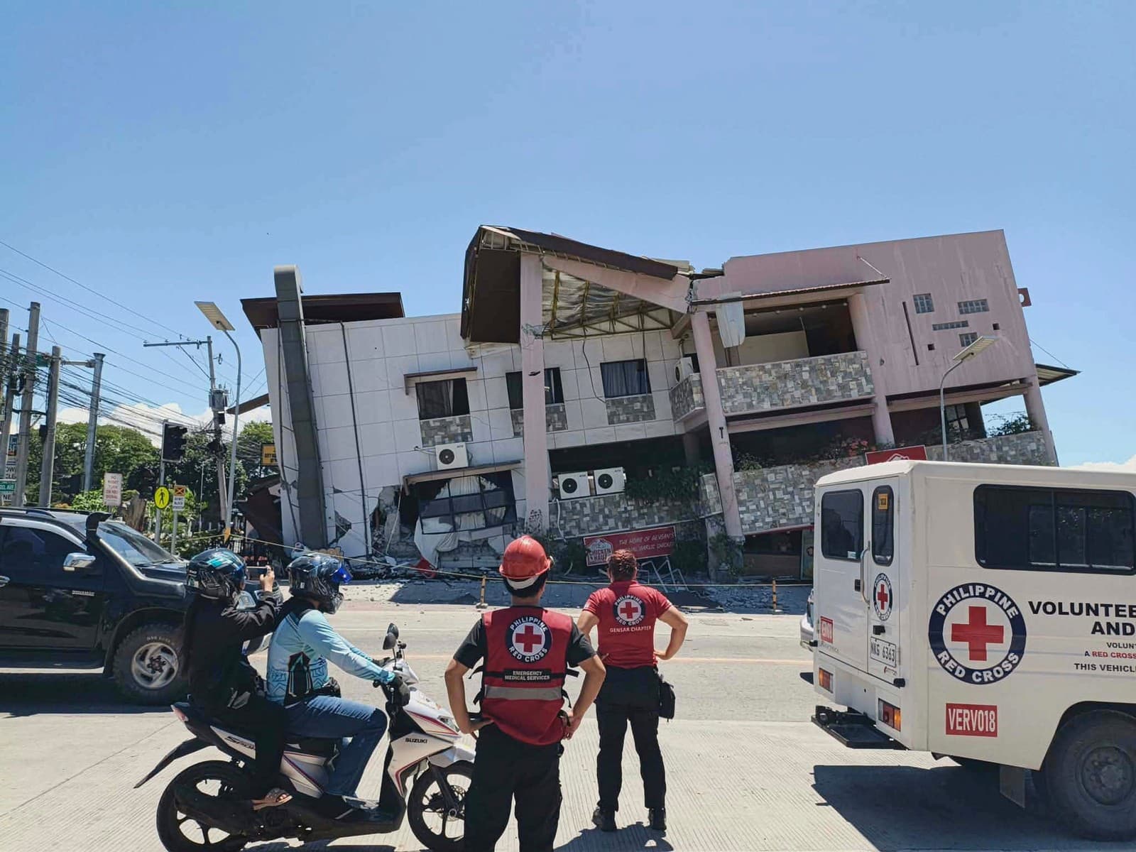 Na snímke, ktorú poskytol Filipínsky Červený kríž, záchranári prehľadávajú trosky zrútenej budovy po silnom zemetrasení v meste General Santos na ostrove Mindanao