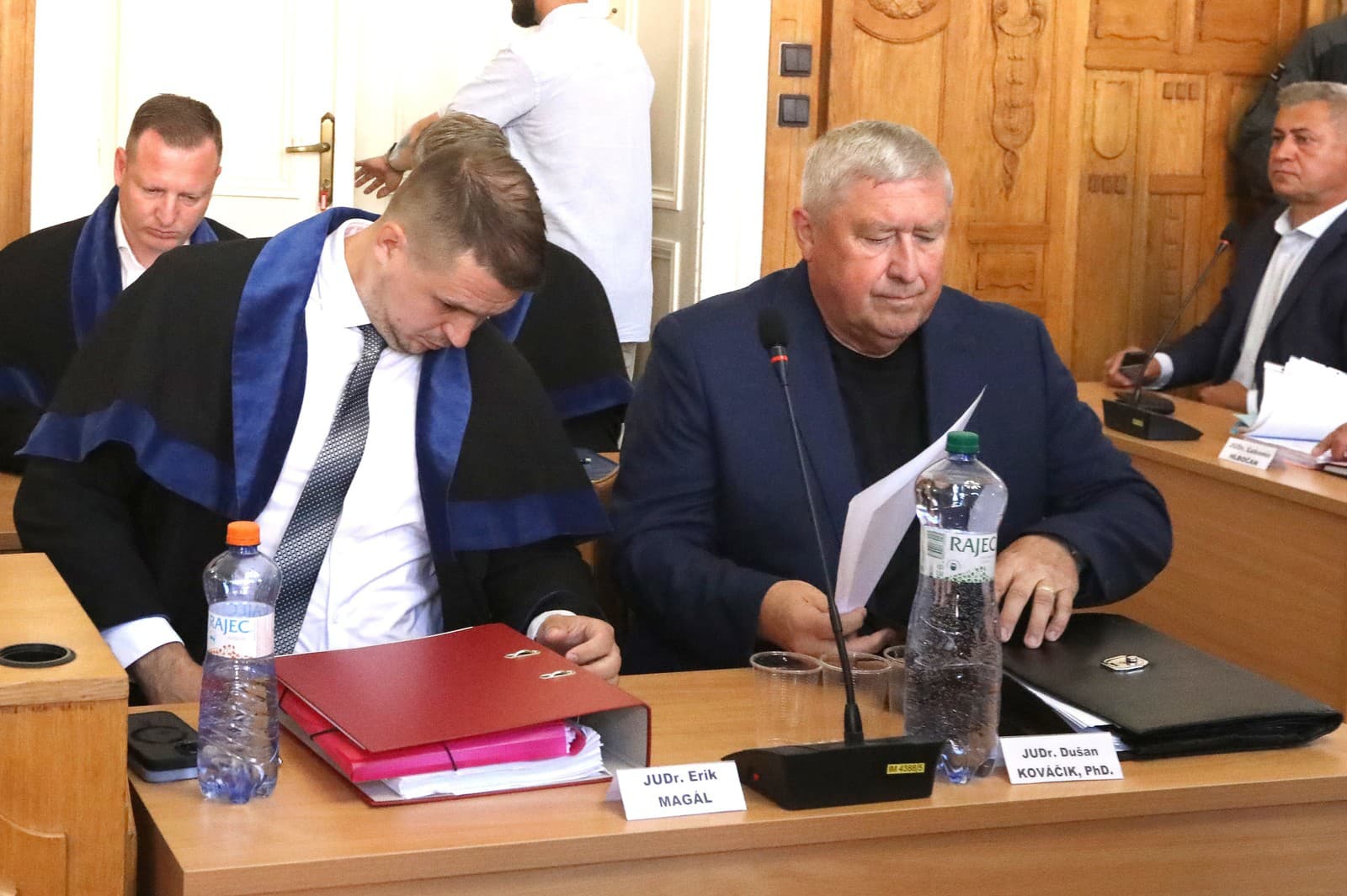 Obhajca Erik Magál a bývalý špeciálny prokurátor Dušan Kováčik na pracovisku Špecializovaného trestného súdu