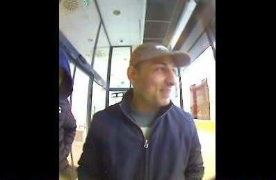 Policajti pátrajú po páchateľovi, ktorý zneužil platobnú kartu