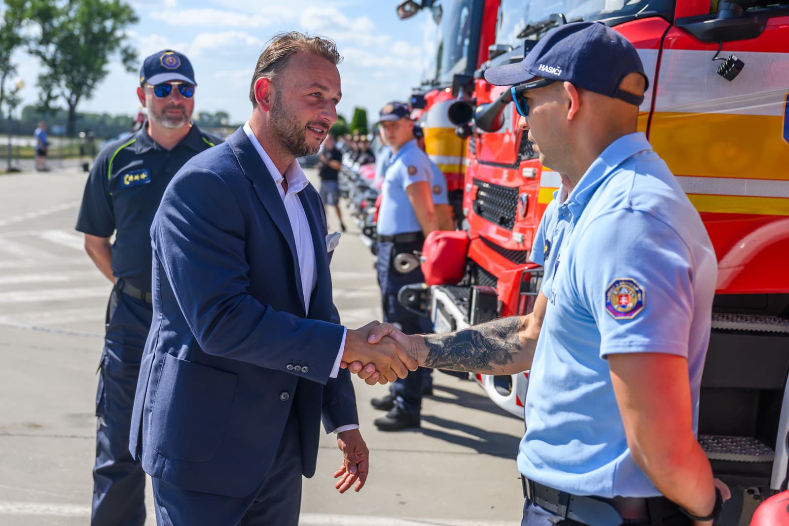 Príslušníkom Policajného zboru a Hasičského a záchranného zboru odovzdajú novú špecializovanú techniku.