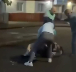 Okoloidúci v Belfaste spacifikovali útočníka, ktorý nožom napadol neznámeho muža