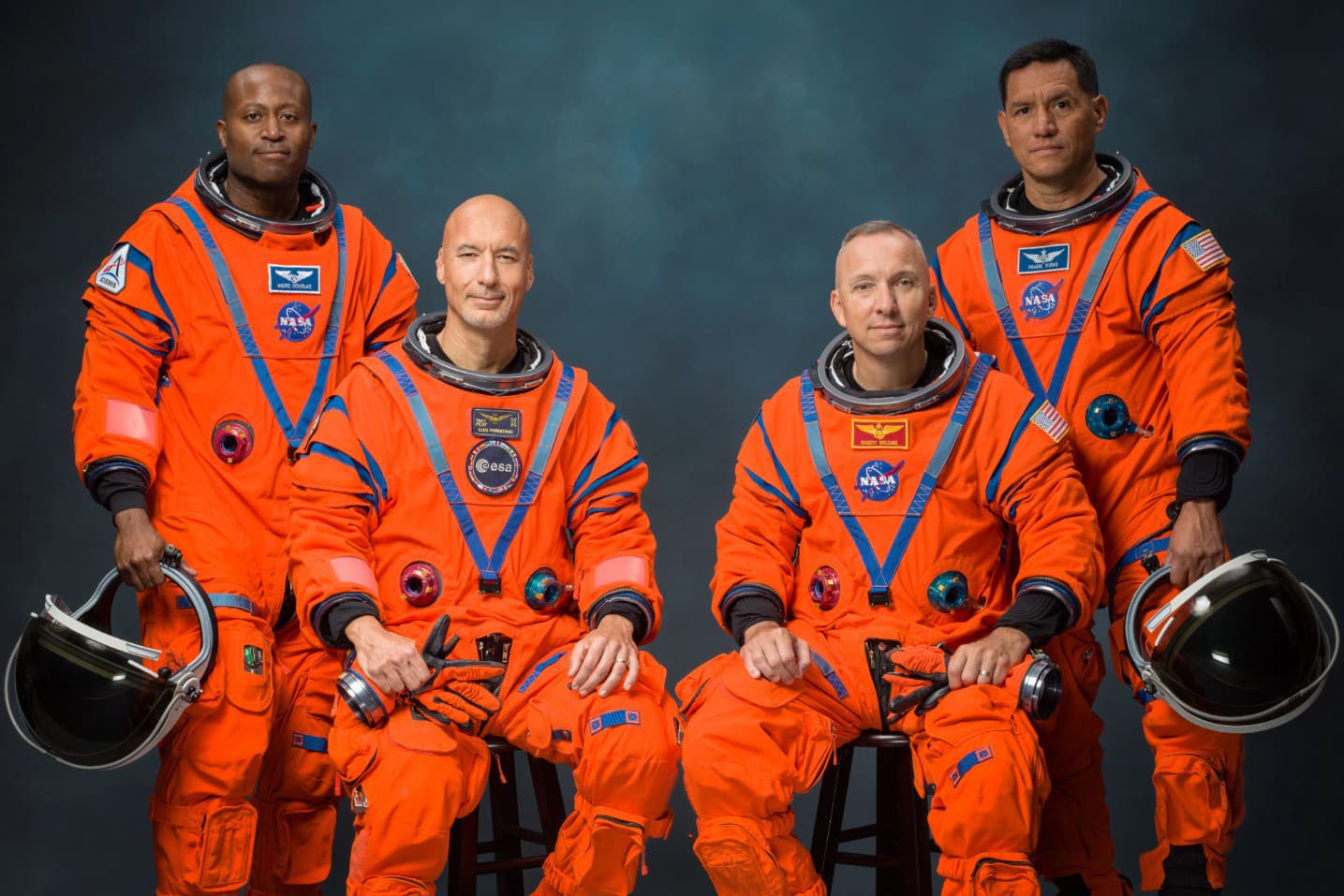 Na snímke, ktorú poskytla NASA pózuje posádka misie Artemis III zľava Andre Douglas, Luca Parmitano, Randy Bresnik a Frank Rubio