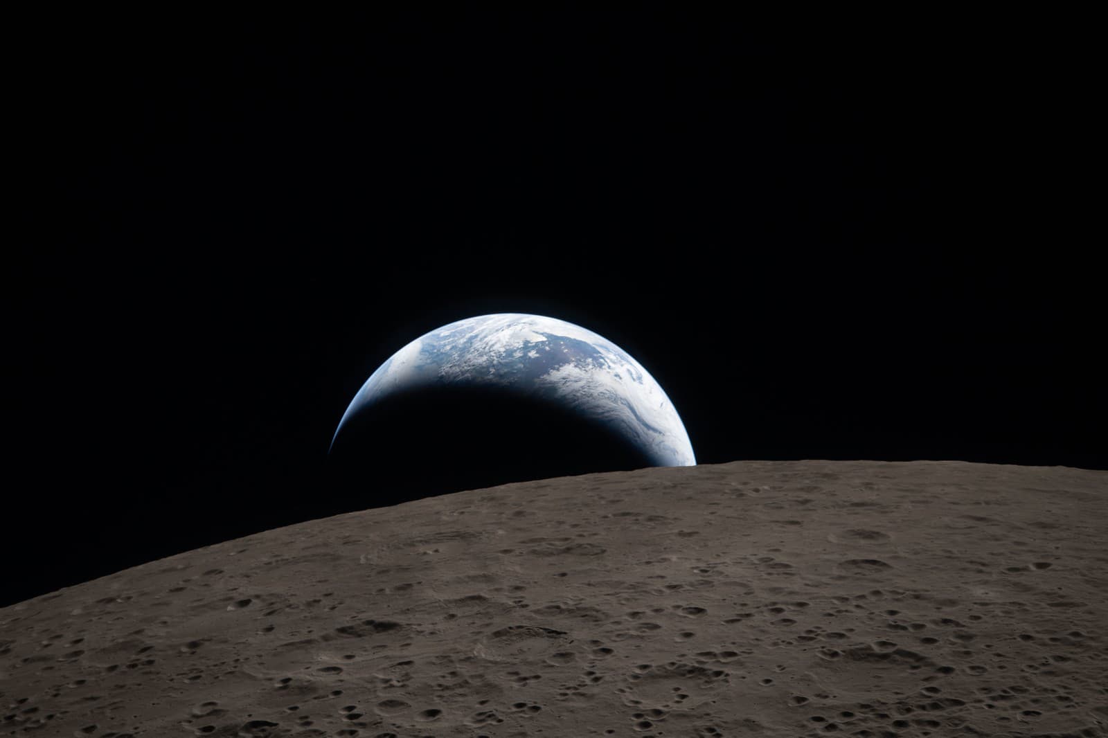 Na tomto obrázku, ktorý poskytla NASA, posádka Artemis II zachytila ​​pohľad na západ Zeme počas letu okolo Mesiaca