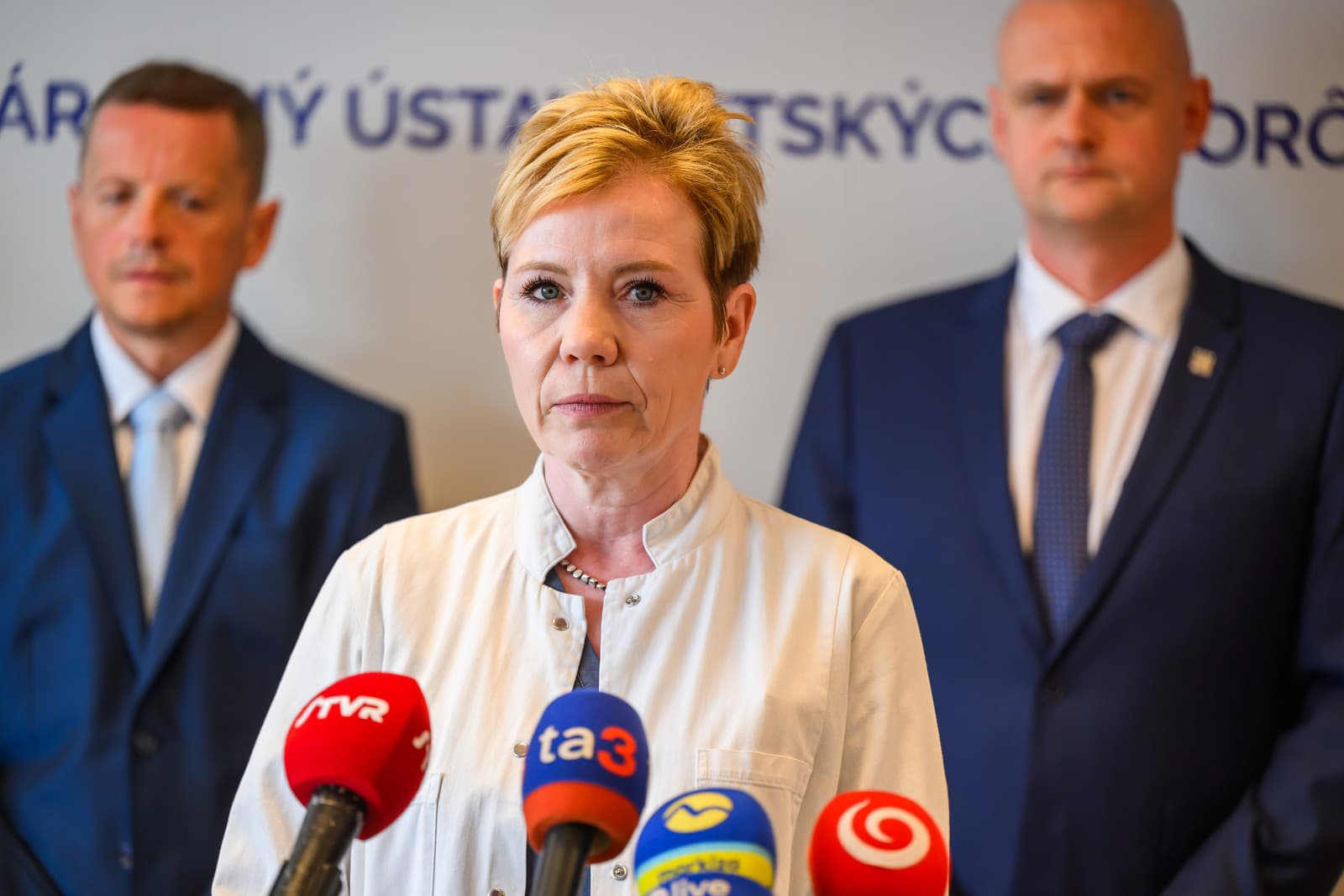 Na snímke zľava riaditeľ Národného ústavu detských chorôb (NÚDCH) Peter Bartoň, zástupkyňa prednostky Neonatologickej kliniky intenzívnej medicíny LF UK a NÚDCH Dana Dolníková a riaditeľ Univerzitnej nemocnice Bratislava (UNB) Alexander Mayer