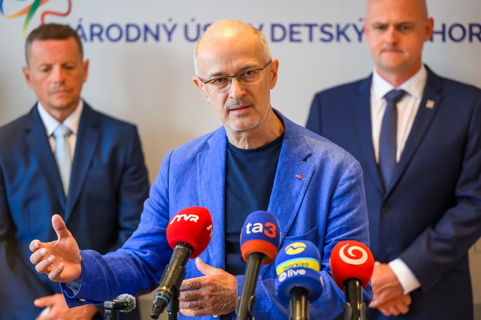 Na snímke zľava riaditeľ Národného ústavu detských chorôb (NÚDCH) Peter Bartoň, prednosta KDCH LF a NÚDCH Jozef Babala a riaditeľ Univerzitnej nemocnice Bratislava (UNB) Alexander Mayer