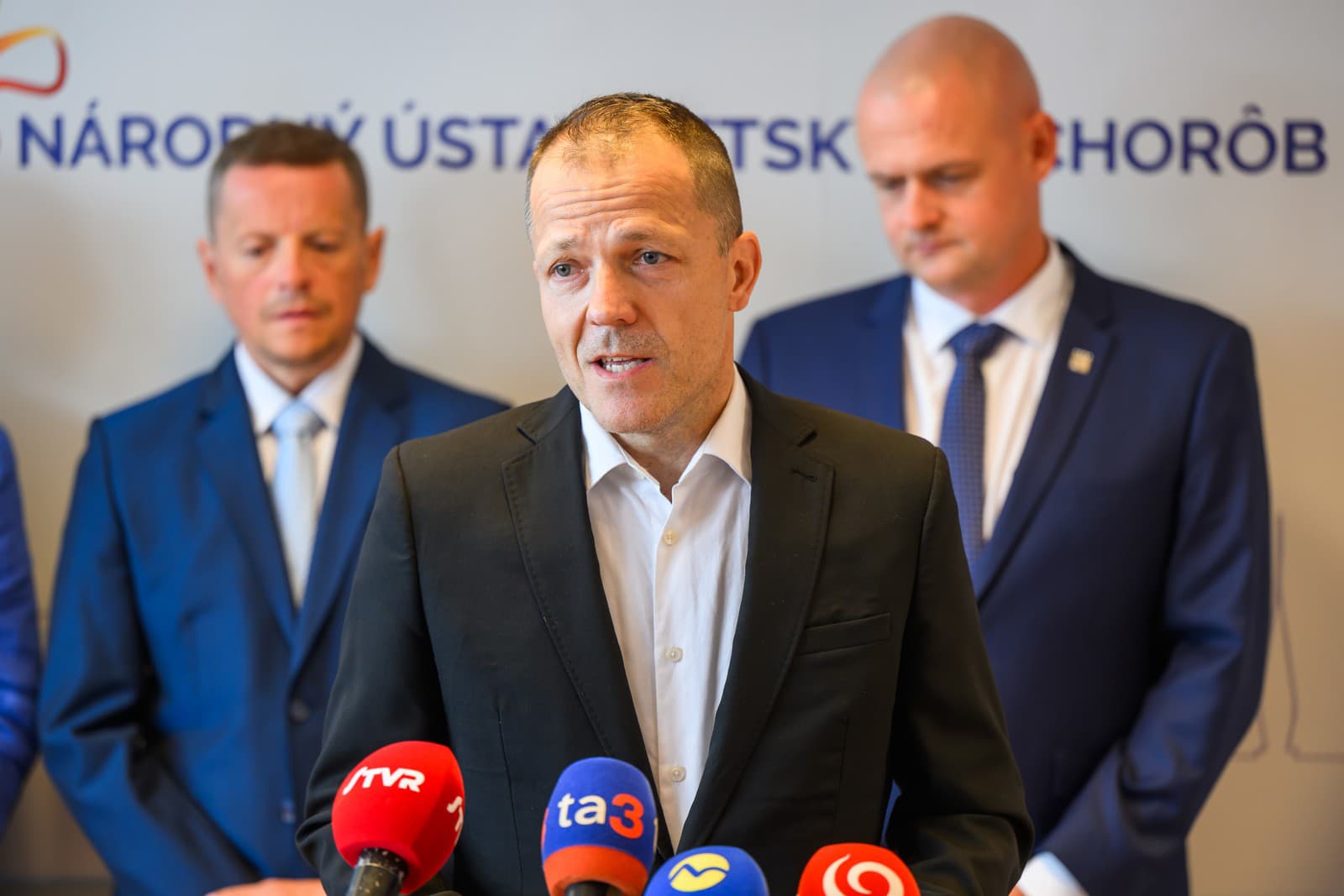 Na snímke zľava riaditeľ Národného ústavu detských chorôb (NÚDCH) Peter Bartoň, prednosta I. gynekologicko-pôrodníckej kliniky SZU a UNB Peter Kaščák a riaditeľ Univerzitnej nemocnice Bratislava (UNB) Alexander Mayer počas tlačovej konferencie k novodarodeným siamským dvojičkám