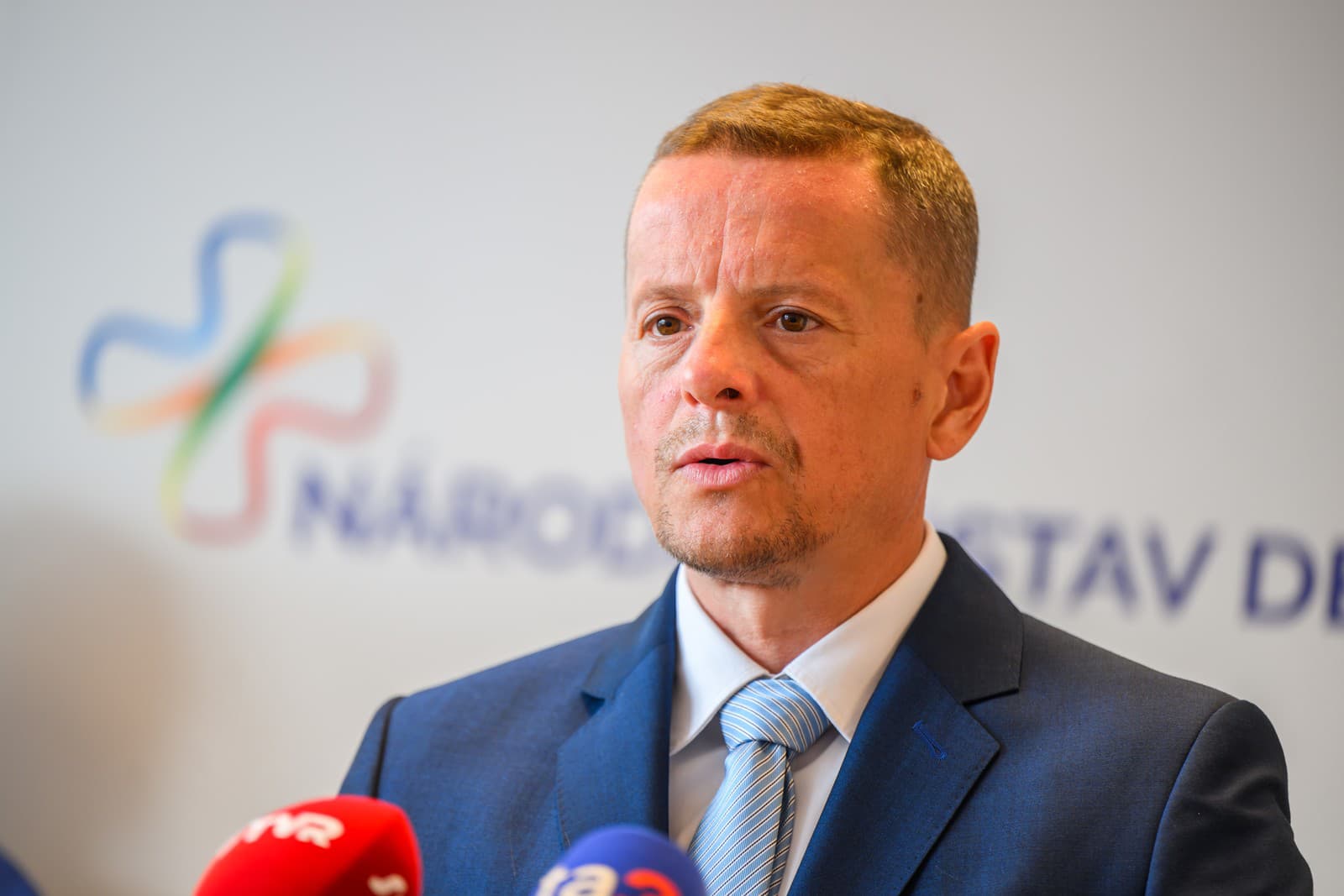 Na snímke riaditeľ Národného ústavu detských chorôb (NÚDCH) Peter Bartoň počas tlačovej konferencie k novodarodeným siamským dvojčatám 