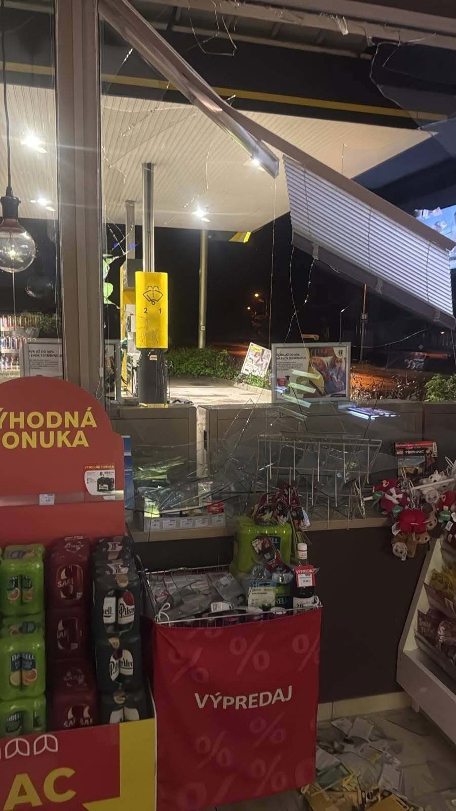 Polícia zadržala muža pri vlámaní sa do čerpacej stanice v Trstenej