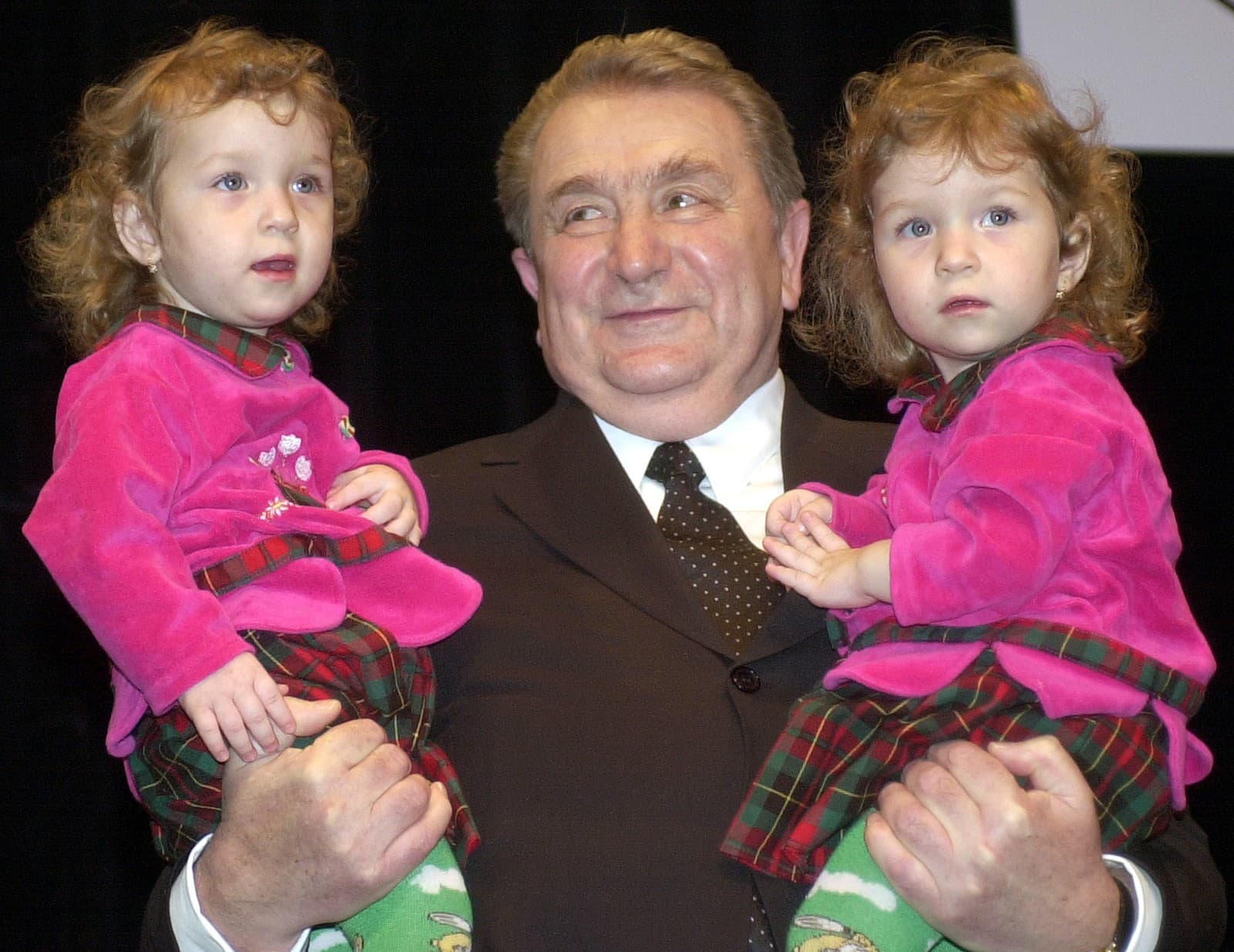 Profesor Jaroslav Siman úspešne vykonal ojedinelú operáciu siamskych dvojčiat. Na archívnej snímke z roku 2001 drží dvojičky Luciu a Andreu 