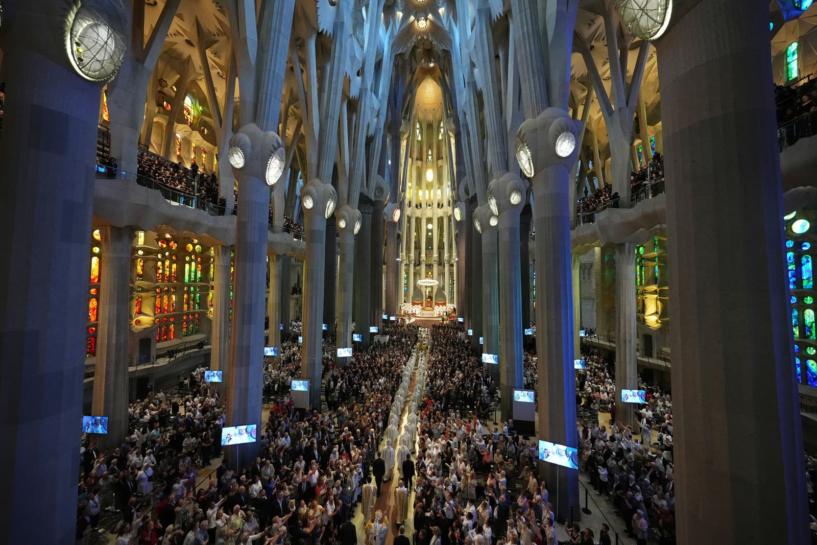 Pápež Lev XIV. (v pozadí) kráča s procesiou pred celebrovaním omše spojenej so slávnostným požehnaním Veže Ježiša Krista v bazilike Sagrada Familia v Barcelone