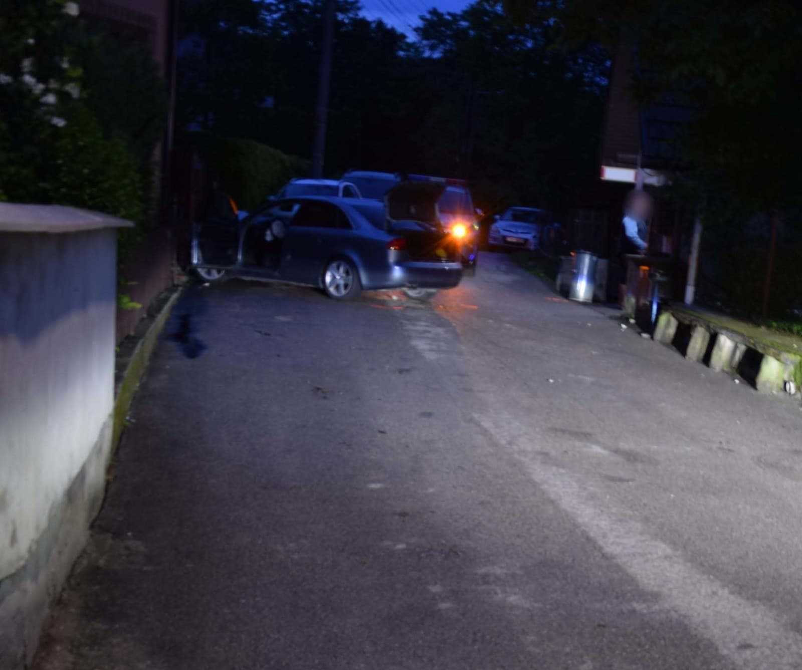 Opitý mladík narazil v obci Krnča autom do plota rodinného domu