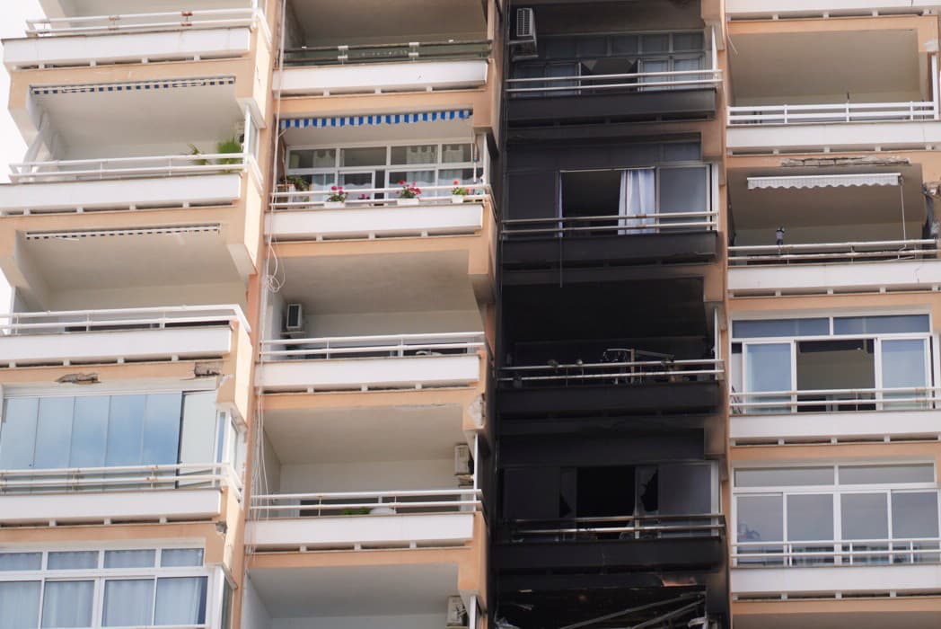 Pohľad na vyhorený byt po požiari v letovisku Magaluf, turistickej oblasti na španielskom ostrove Malorka.