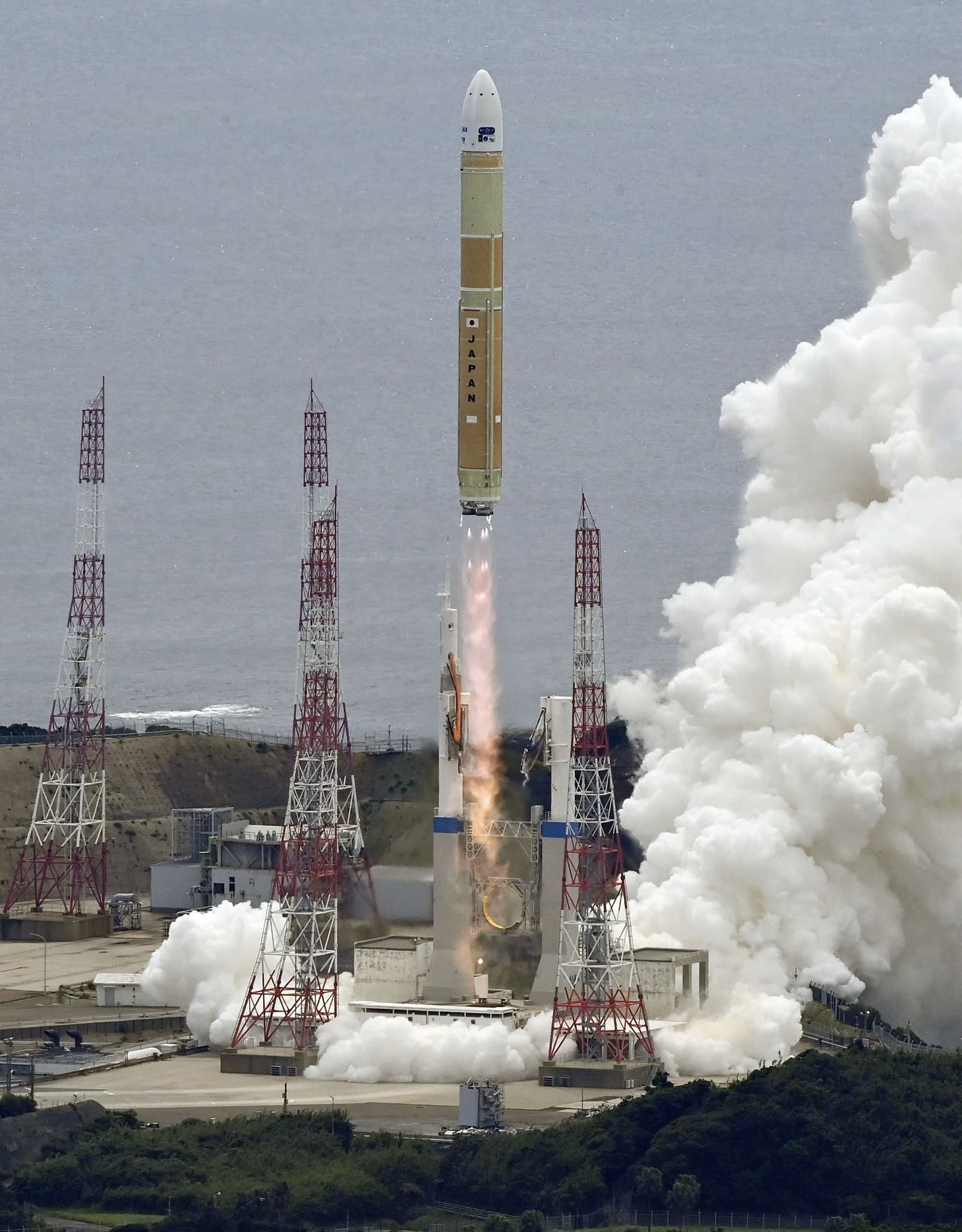 Nosná raketa novej generácie H3 vo verzii H3-30S poháňaná výlučne kvapalným palivom odštartovala z Vesmírneho centra Tanegašima v juhozápadnom Japonsku.