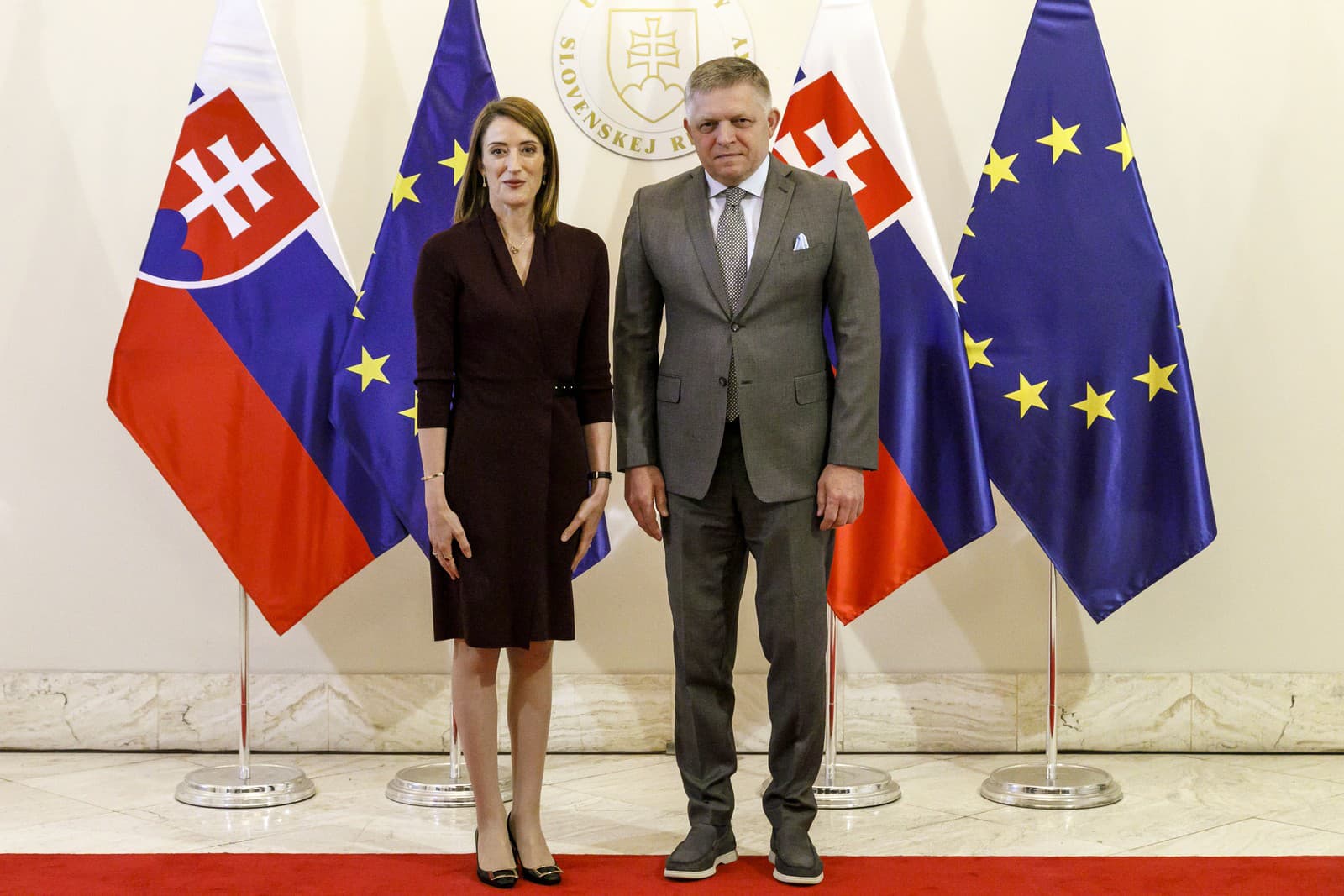 Na snímke predseda vlády SR Robert Fico (vpravo) a predsedníčka Európskeho parlamentu Roberta Metsolová (vľavo) počas prijatia na Úrade vlády.