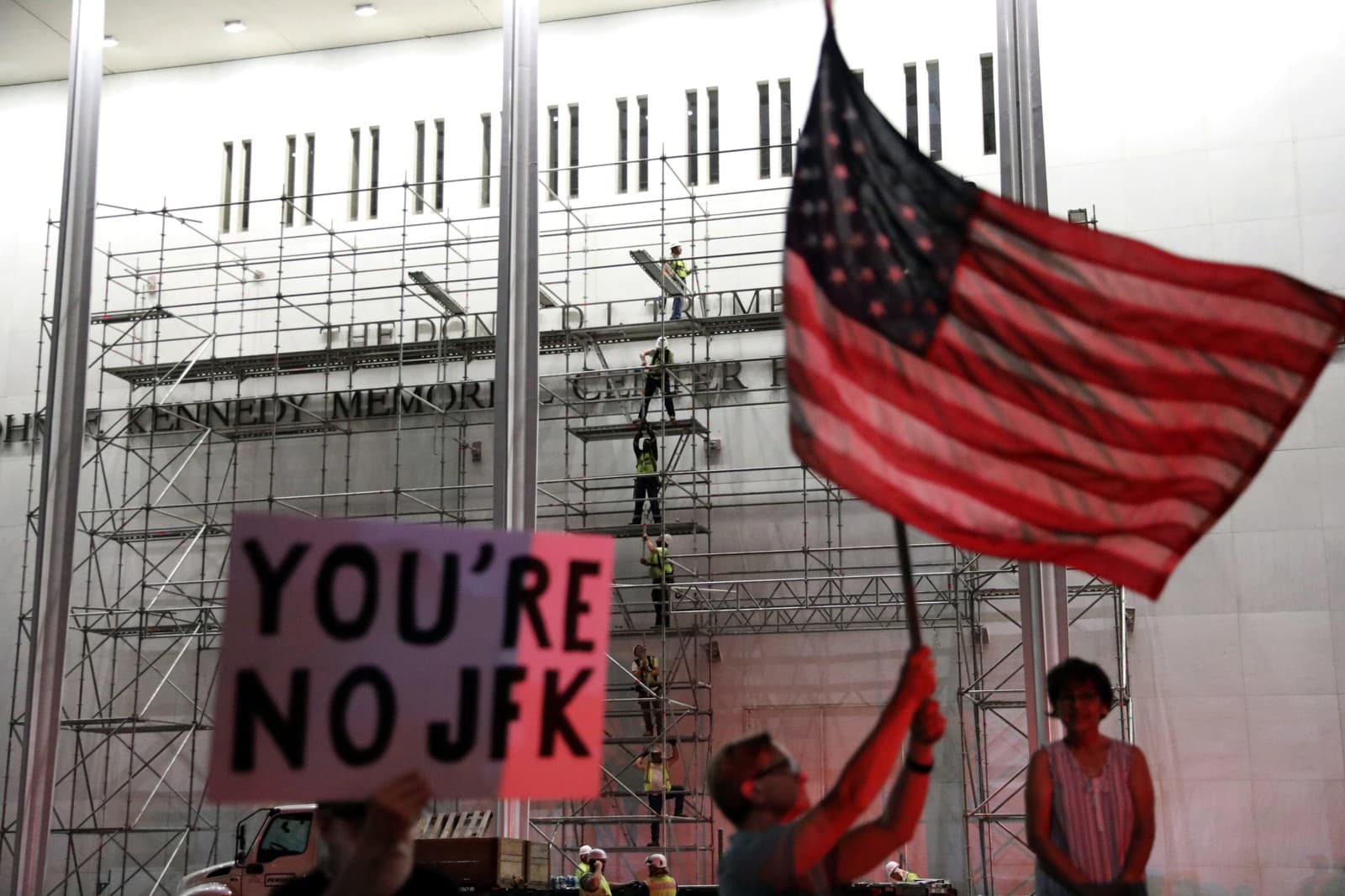 Ľudia čakajú na odstránenie mena amerického prezidenta Donalda Trumpa z fasády budovy Kennedyho centra múzických umení vo Washintone