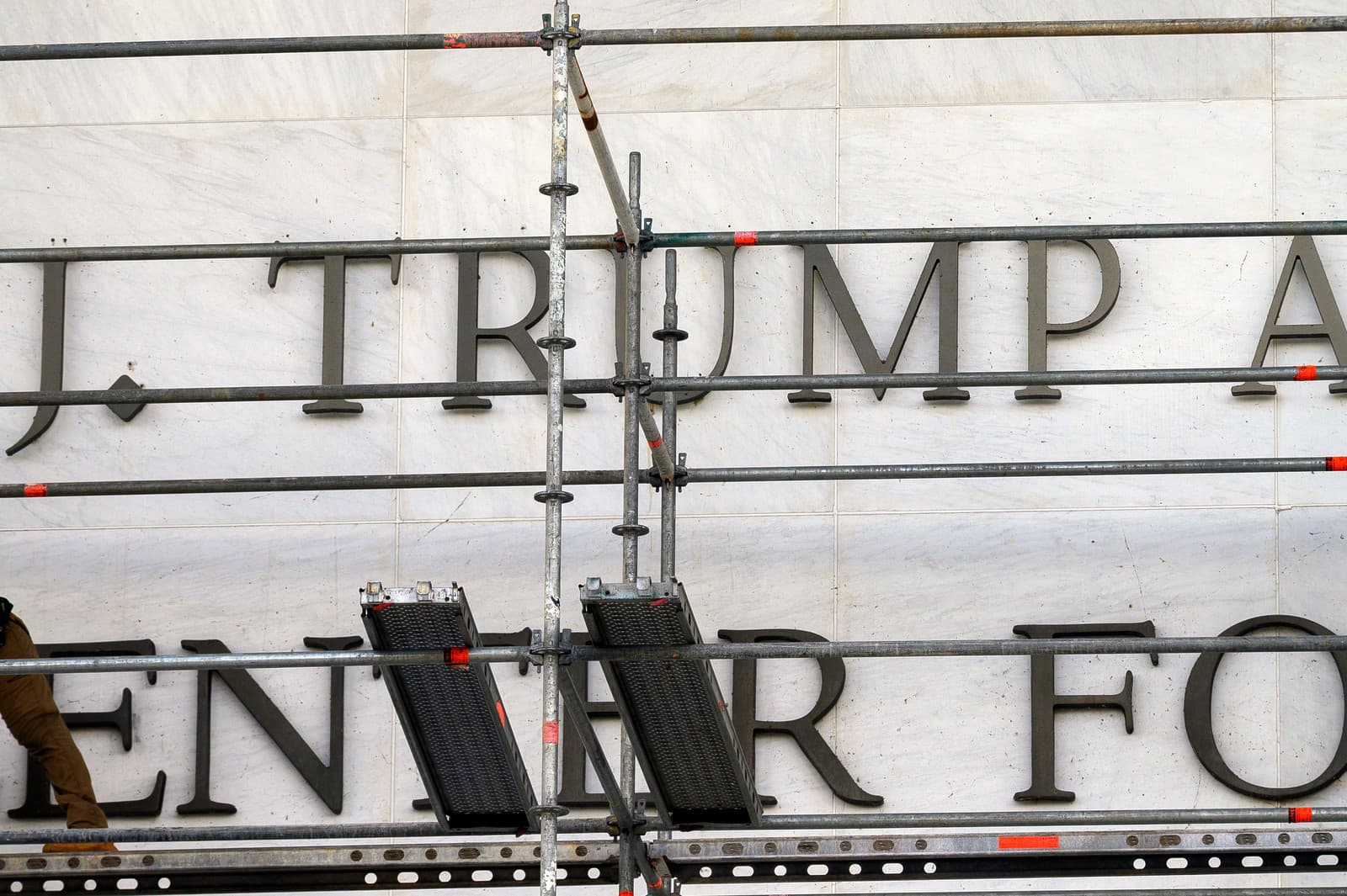 Lešenie zakrýva meno amerického prezidenta Donalda Trumpa na budove Kennedyho centra múzických umení vo Washinton
