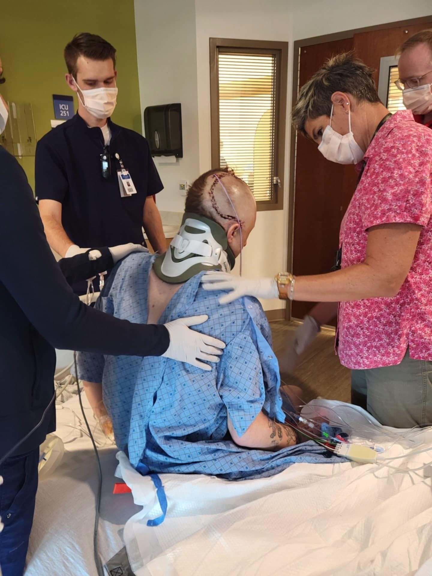 Landon Dennis sa po operácii prebral 