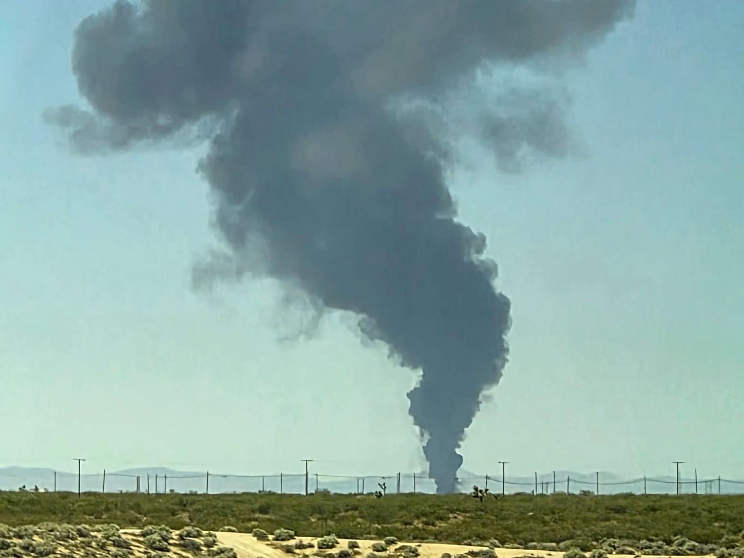 Dym stúpa z bombardéra B-52, ktorý havaroval krátko po štarte na základni amerického letectva v južnej Kalifornii