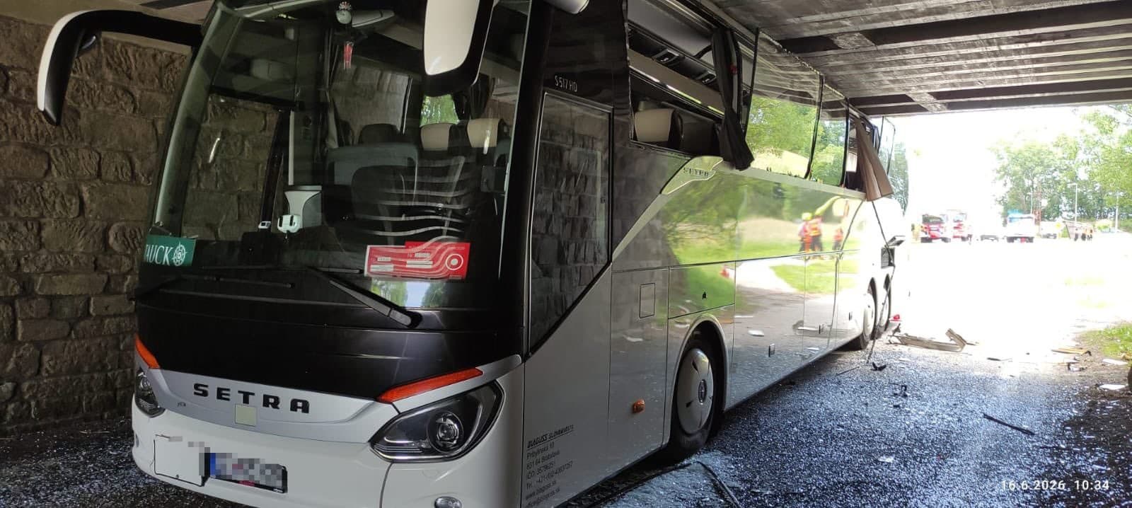 Zaseknutý autobus pod viaduktem